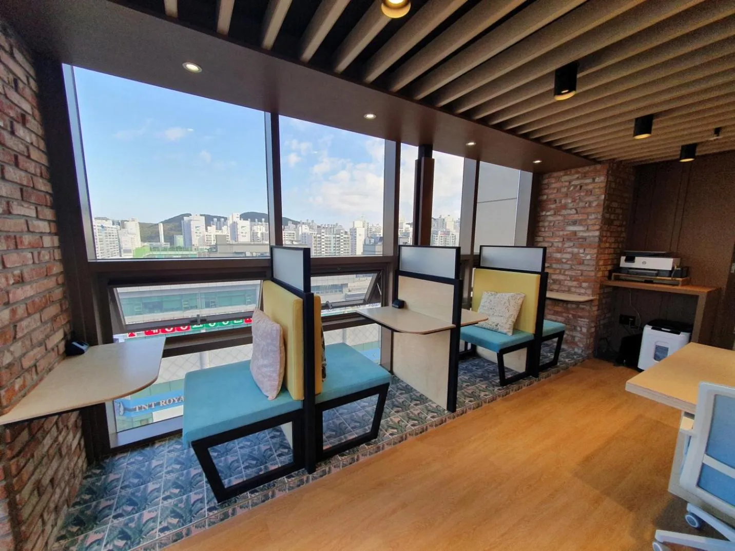 Business facilities in Nomad Live Hostel