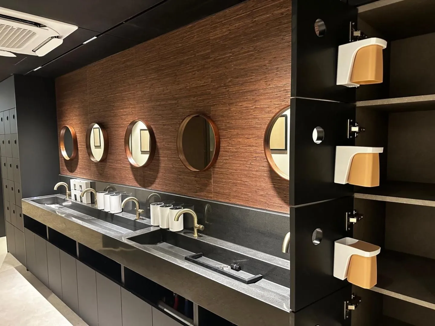 Shower in Nomad Live Hostel