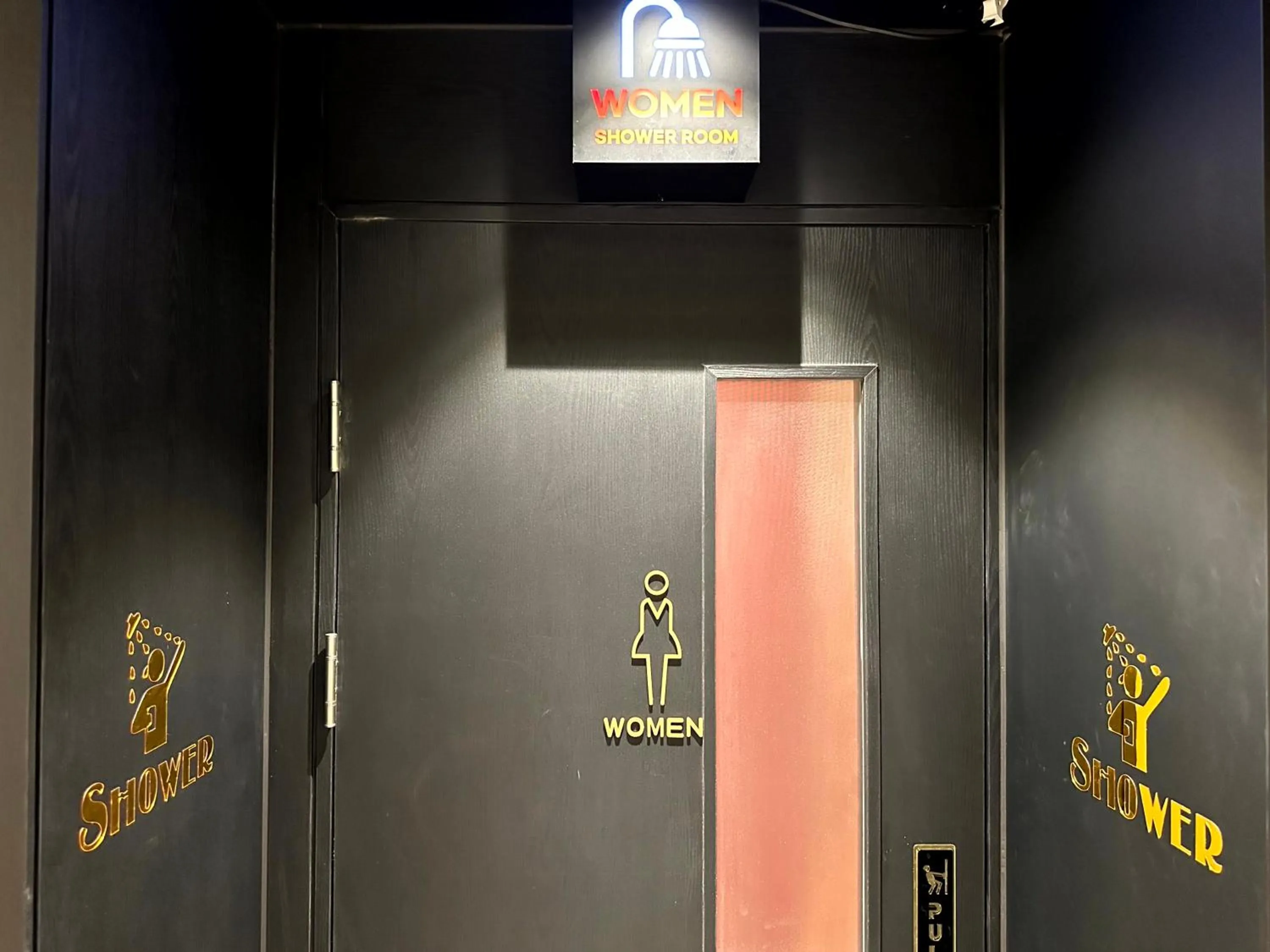 Shower in Nomad Live Hostel