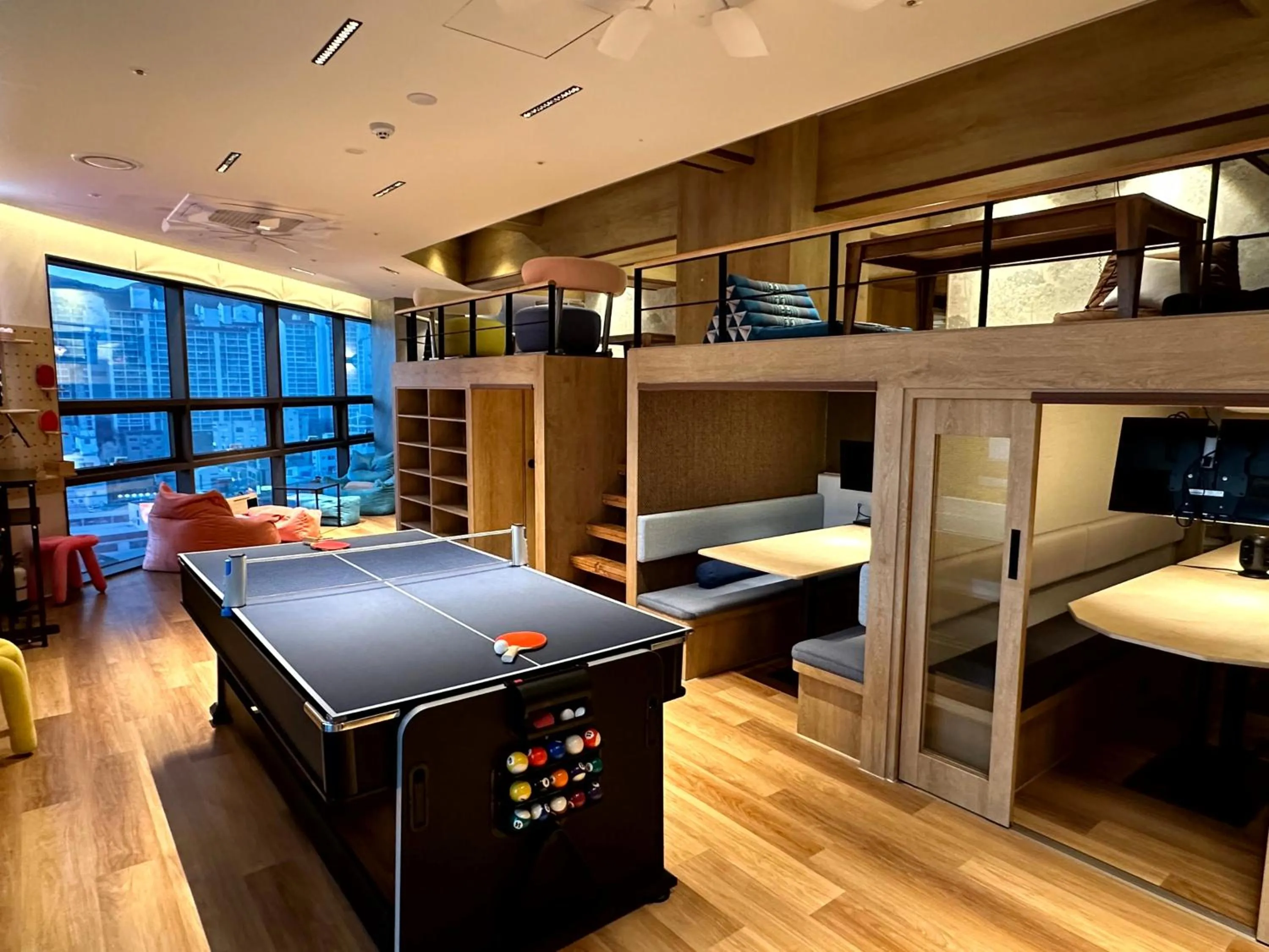 Communal lounge/ TV room, Bed in Nomad Live Hostel