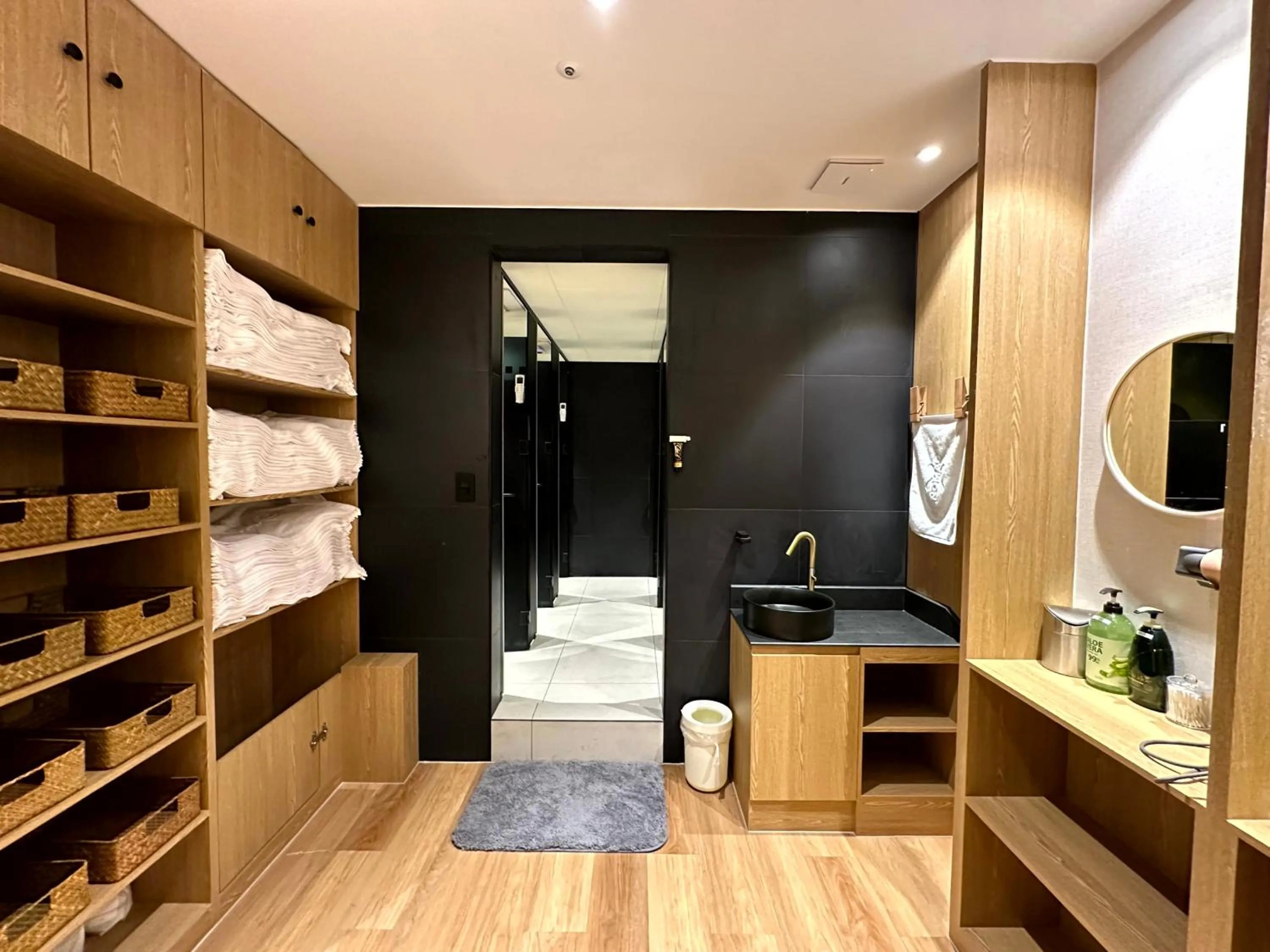 Shower in Nomad Live Hostel