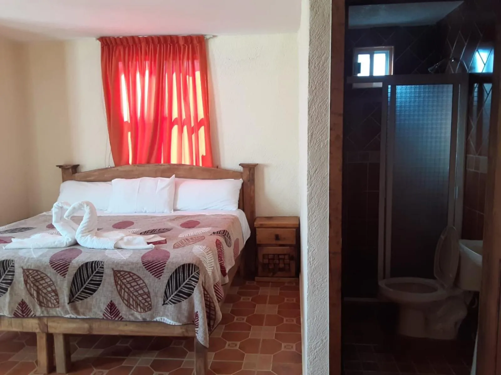 Toilet, Bed in Hotel Renacer