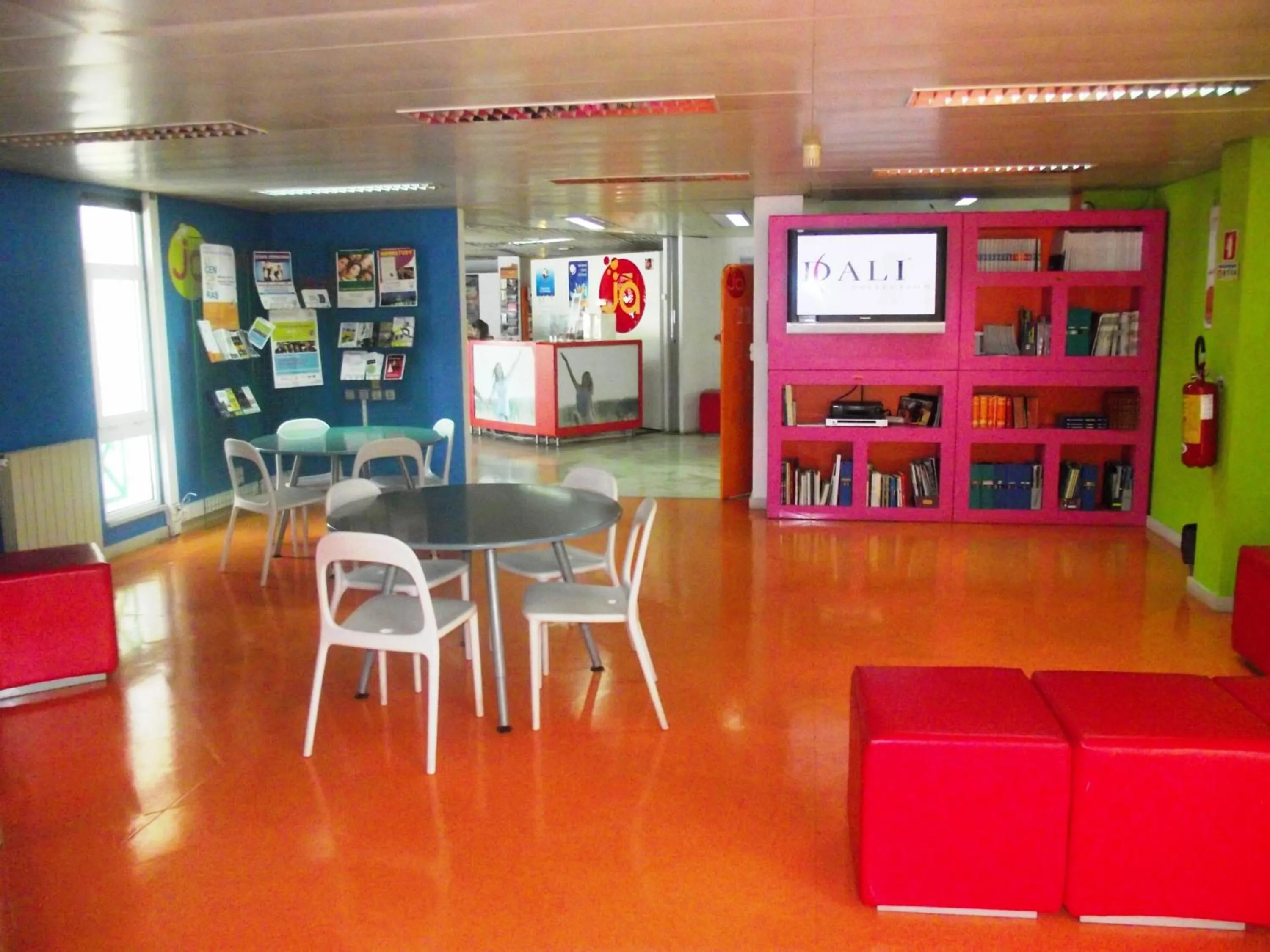 Communal lounge/ TV room in HI Aveiro – Pousada de Juventude