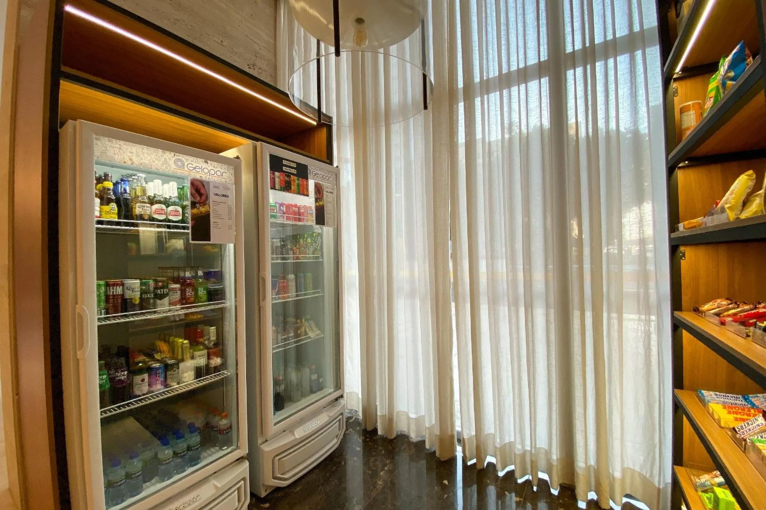 On-site shops in OZPED Flats Particulares Edifício Alvorada