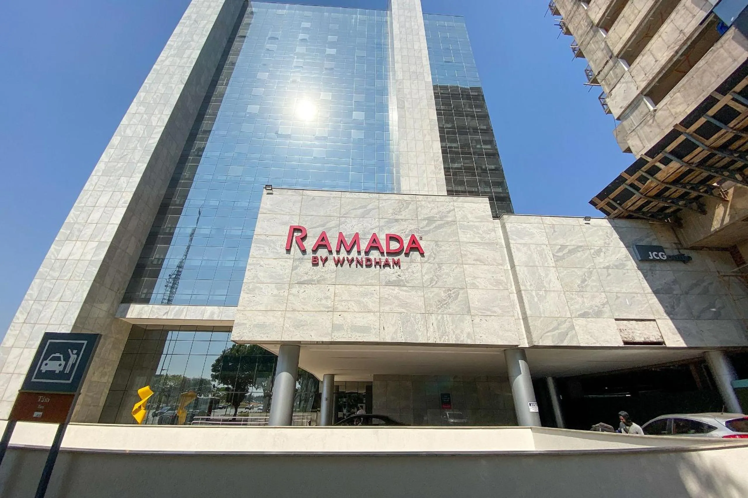 Facade/entrance in OZPED Flats Particulares Edifício Alvorada