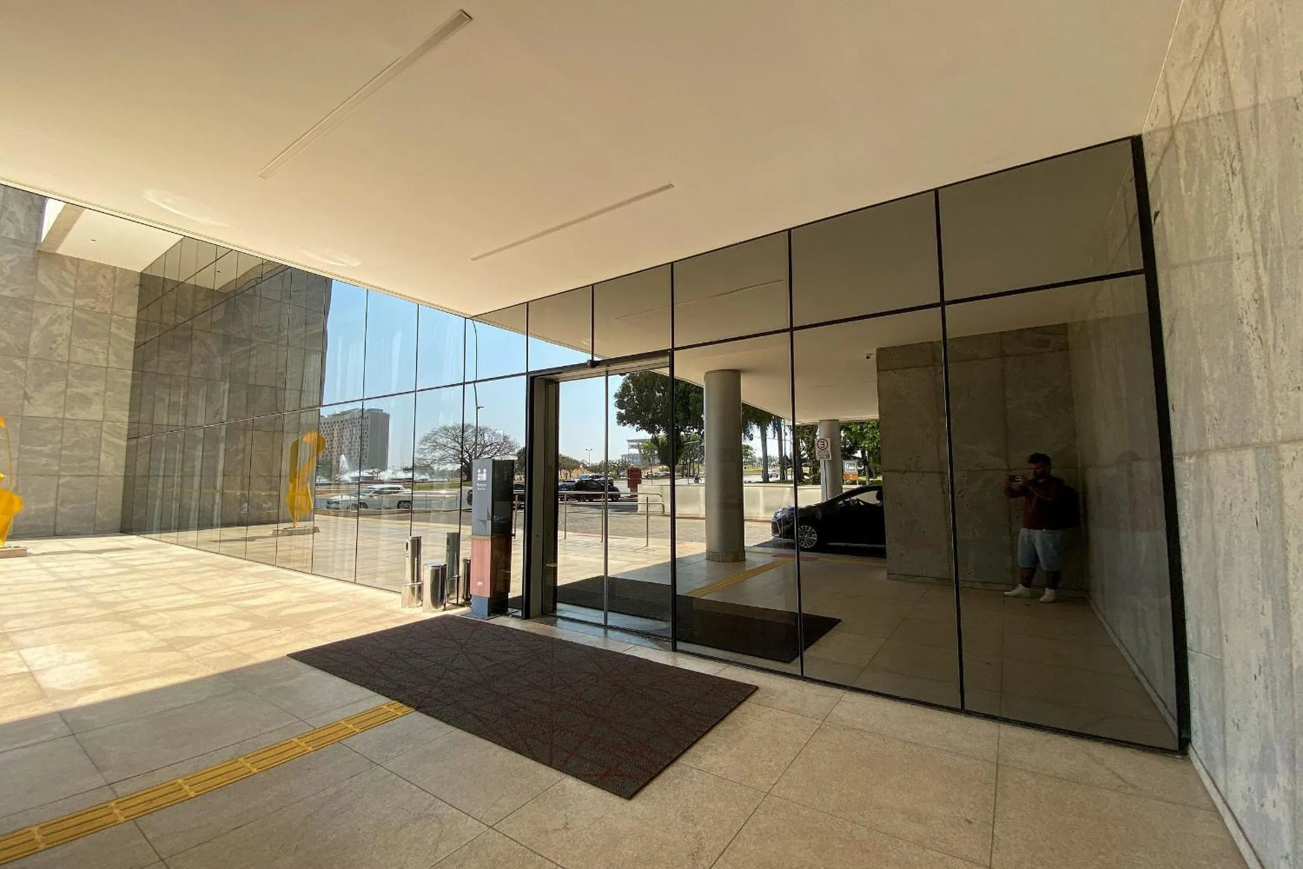 Facade/entrance in OZPED Flats Particulares Edifício Alvorada