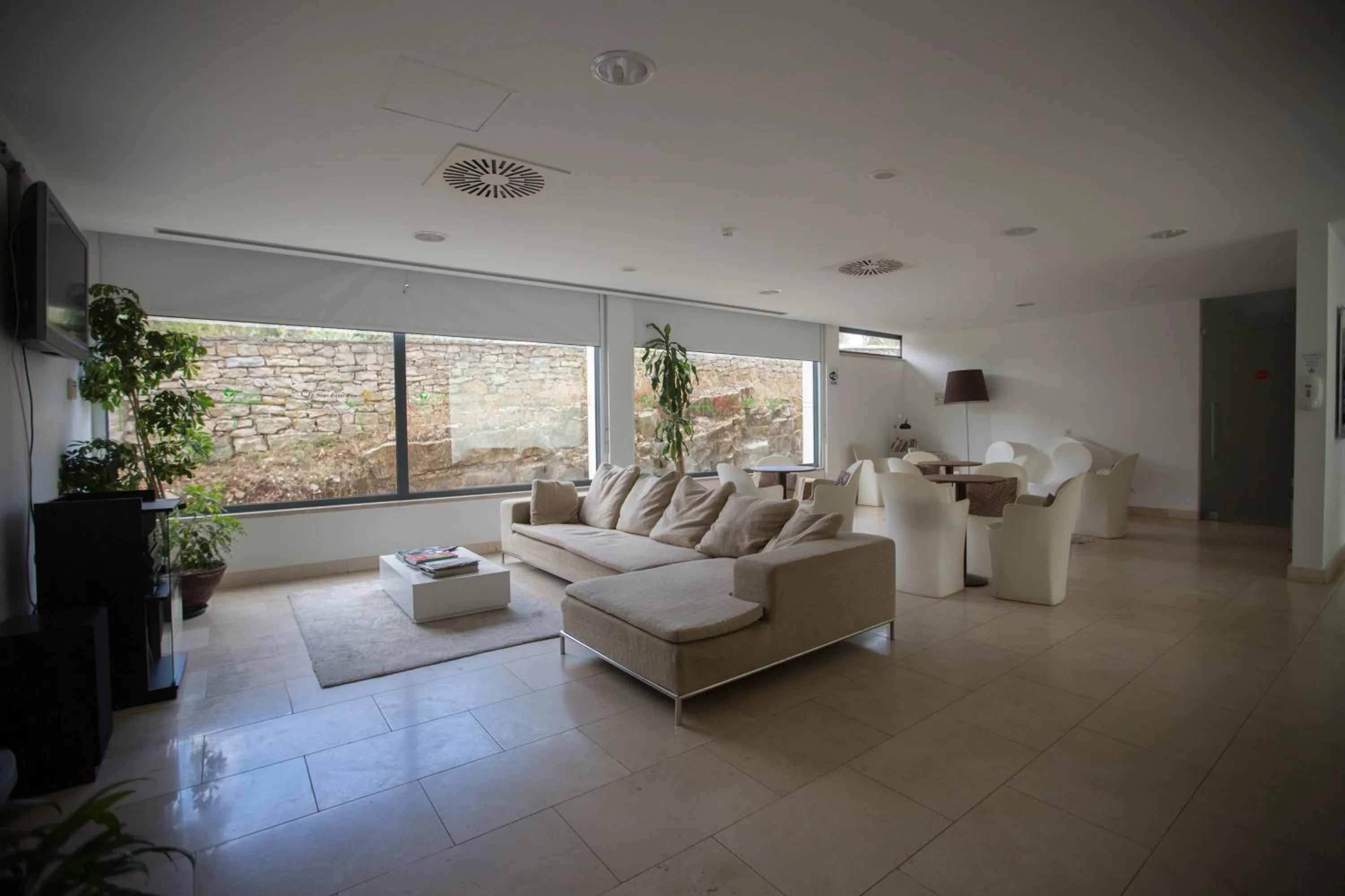 Communal lounge/ TV room in HI Alvados - Pousada de Juventude