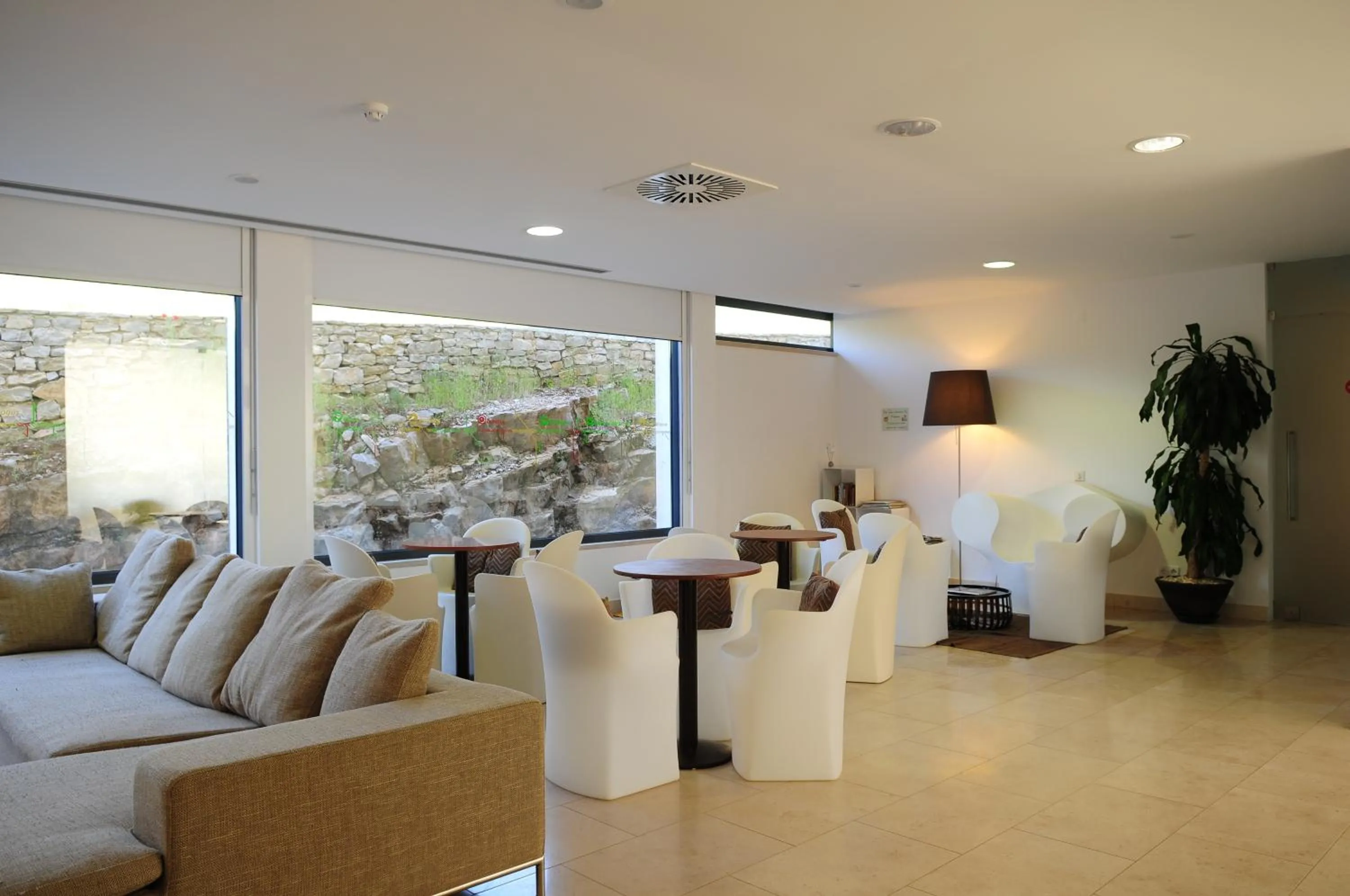 Communal lounge/ TV room in HI Alvados - Pousada de Juventude