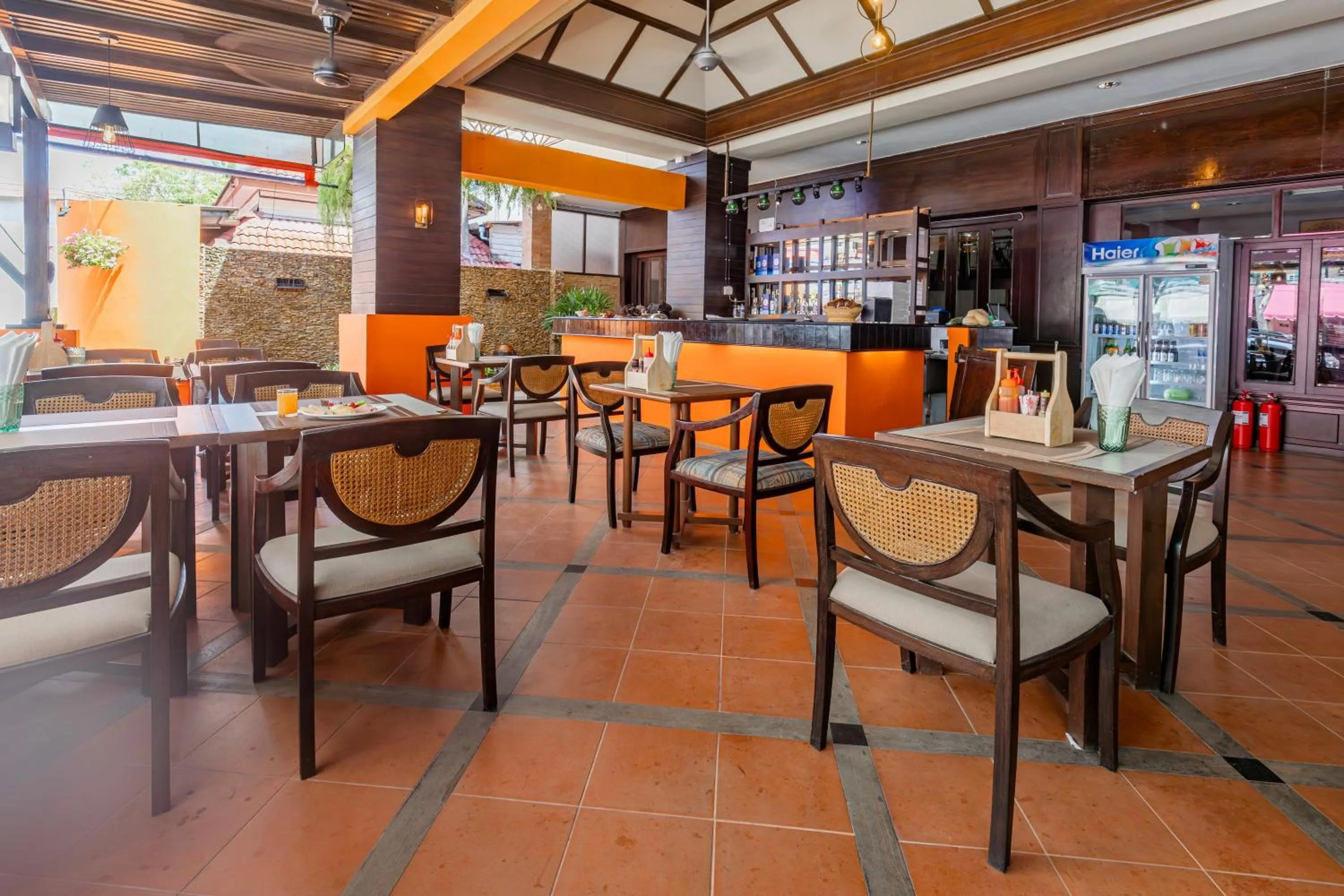 Restaurant/places to eat in Rattana Karon Beach Hotel