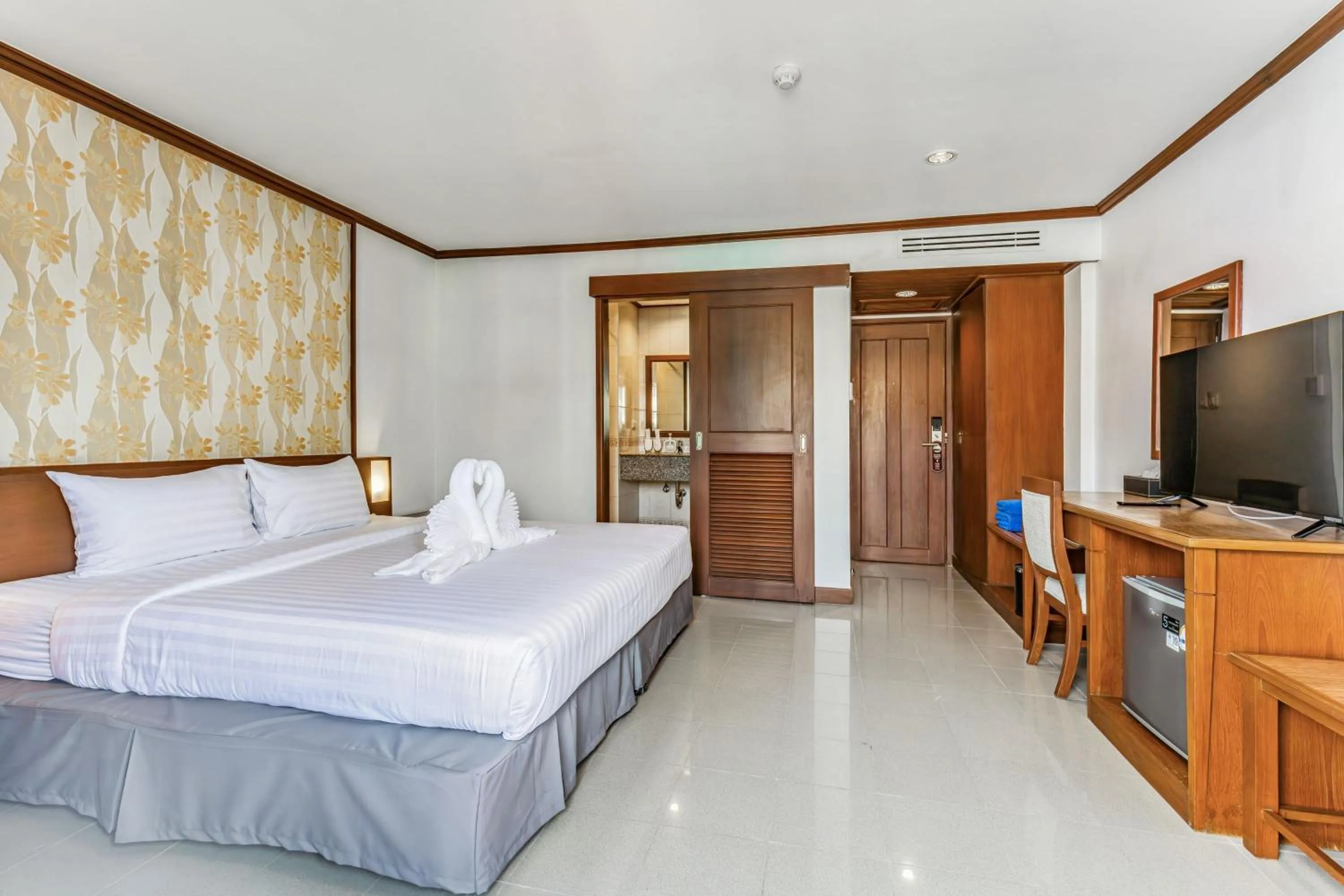 Bathroom, Bed in Rattana Karon Beach Hotel