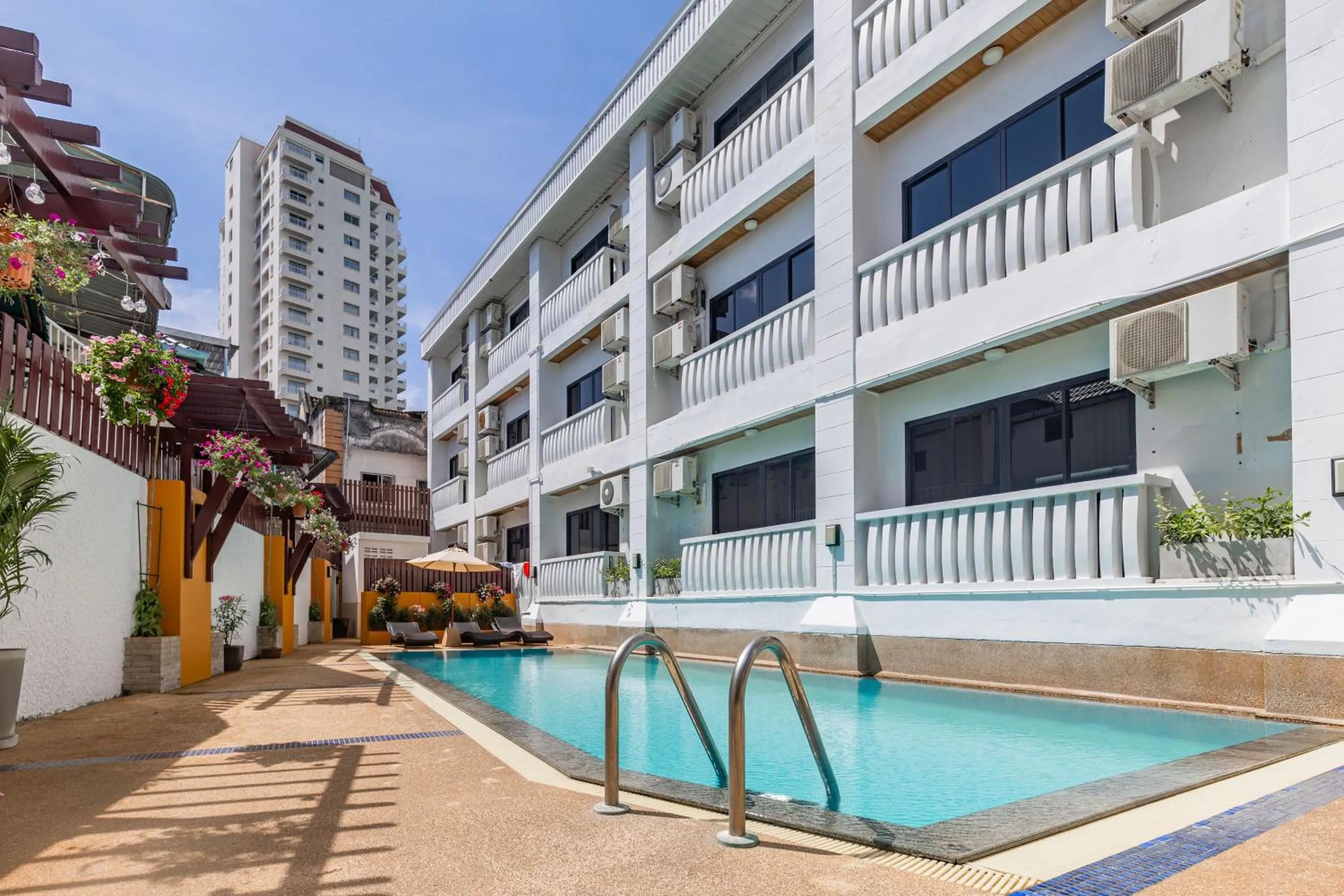 Swimming pool in Rattana Karon Beach Hotel