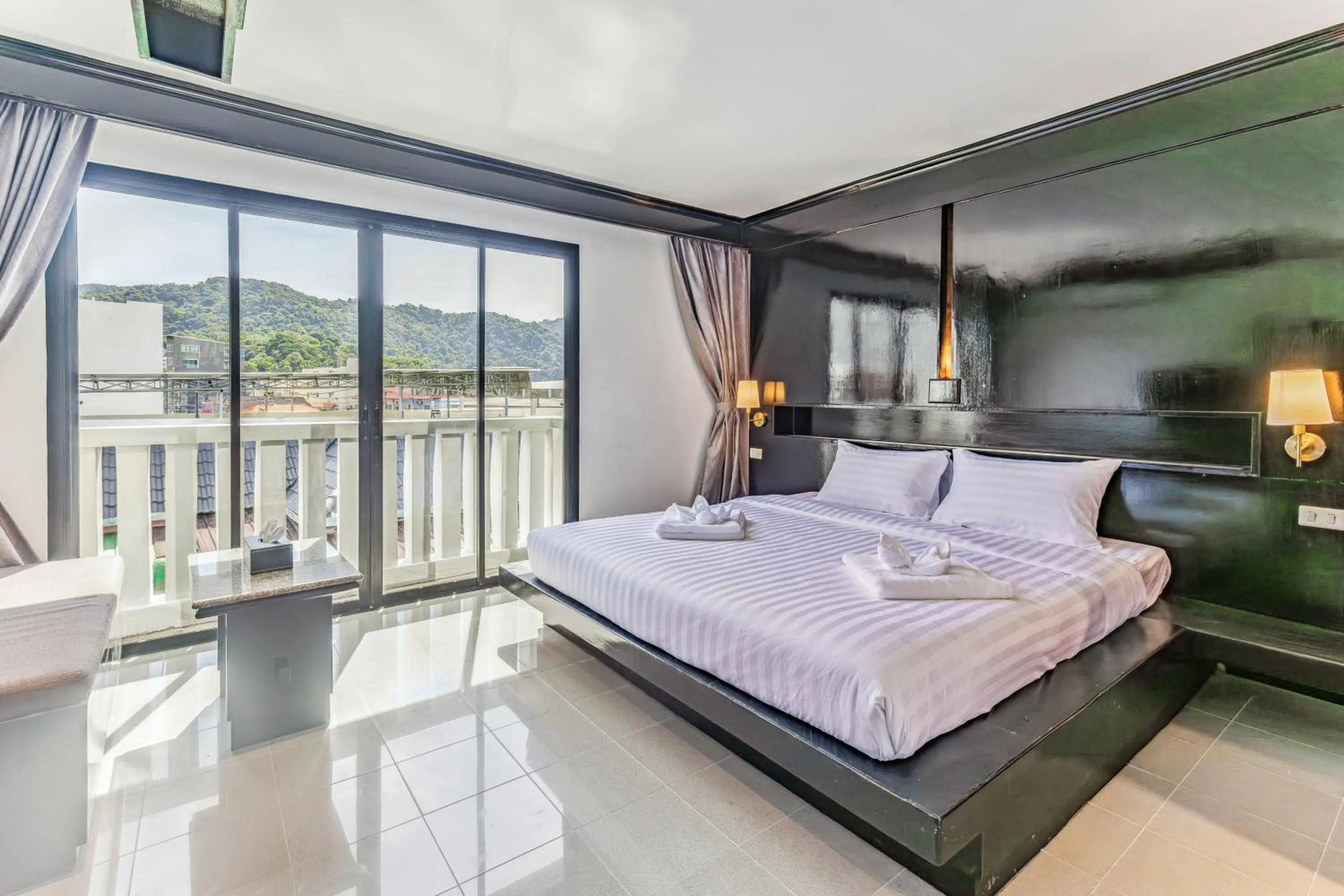 Guests, Bed in Rattana Karon Beach Hotel