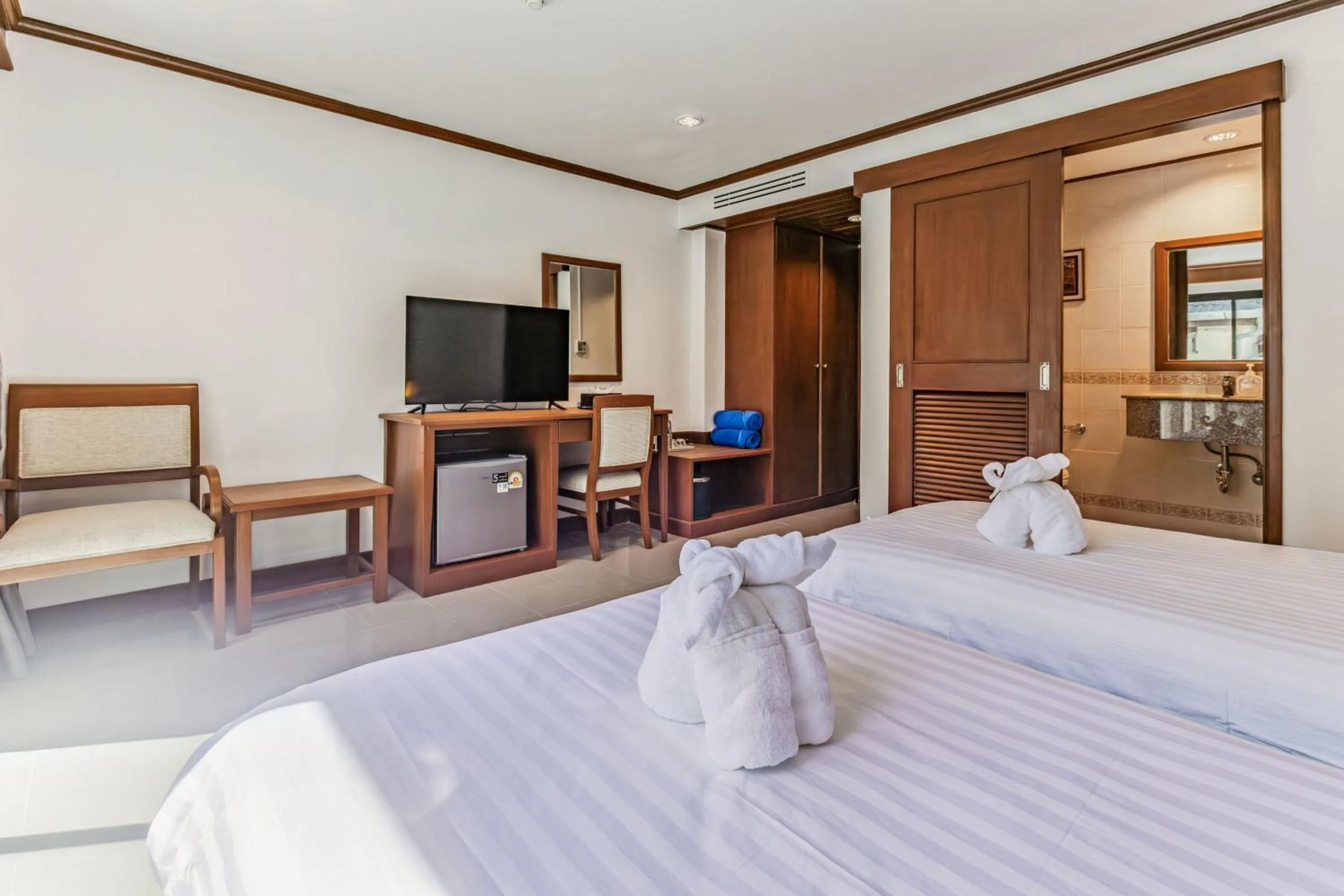 Bed in Rattana Karon Beach Hotel