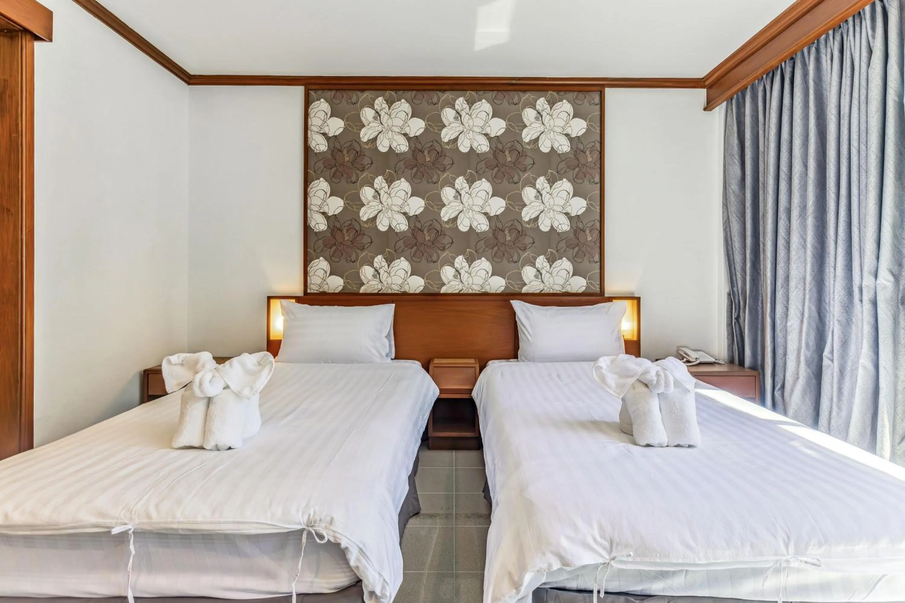 Bed in Rattana Karon Beach Hotel
