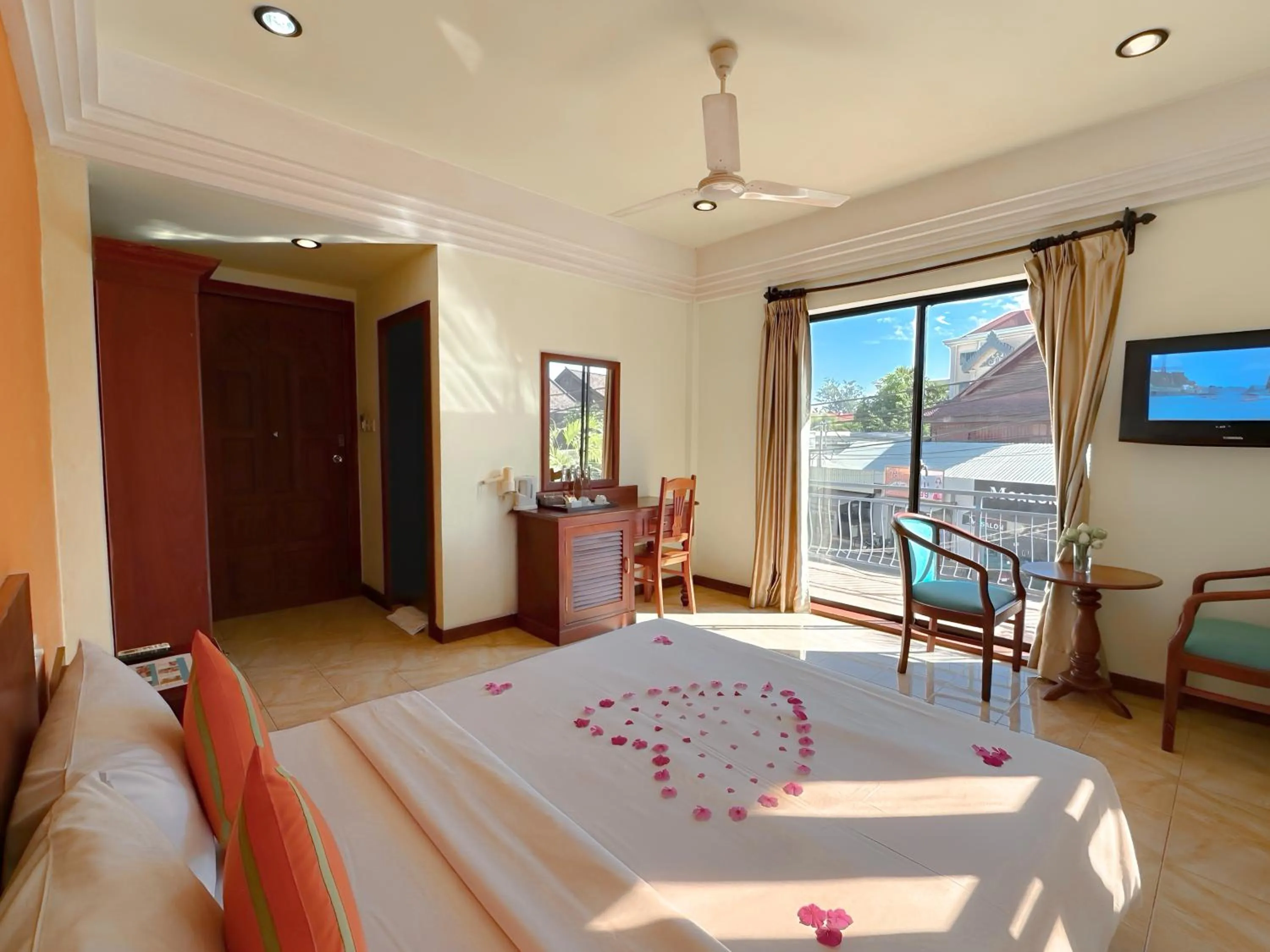 Guests, Bed in VPlus Hotel