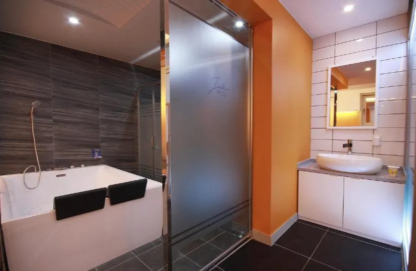 Shower in Jade hotel