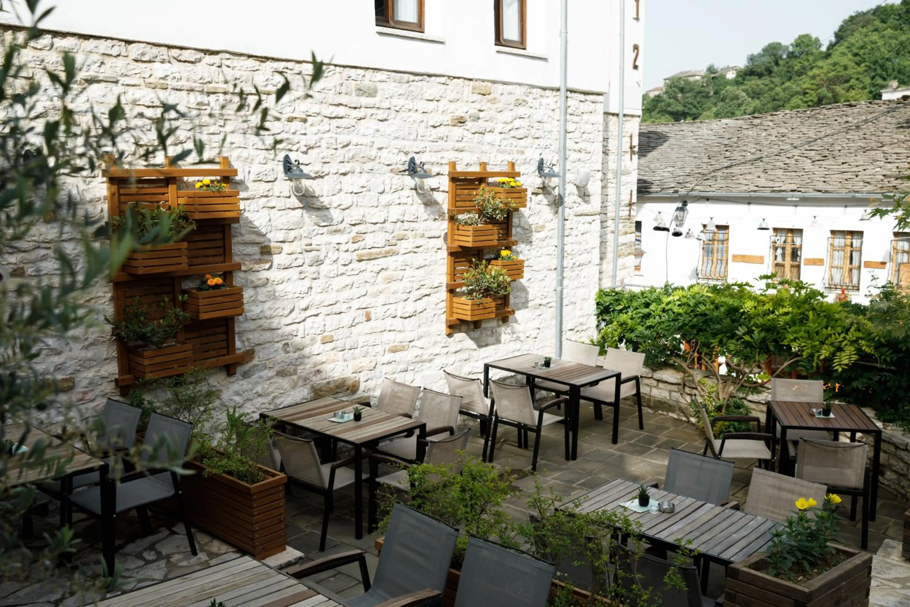 Restaurant/places to eat in Hotel Kalemi 2