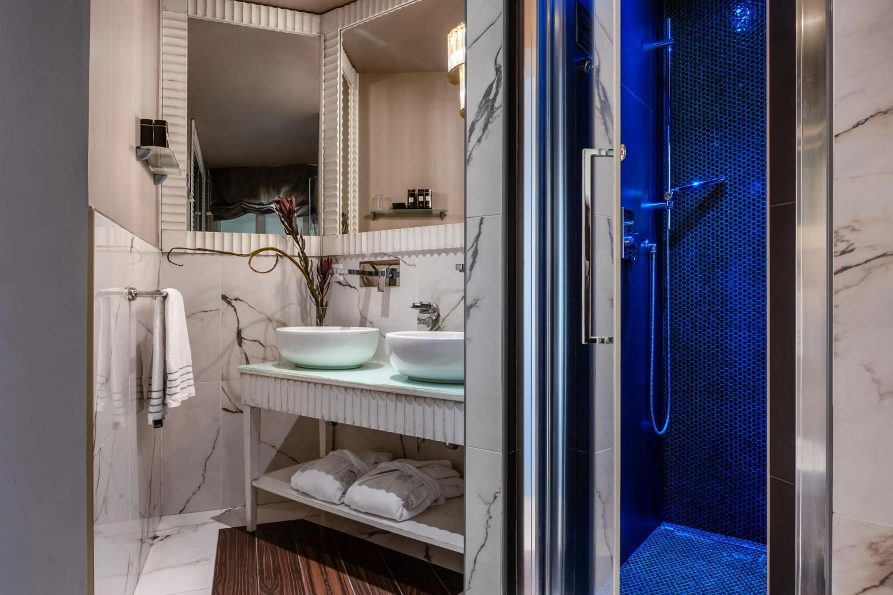 Shower in HT6 Hotel Roma