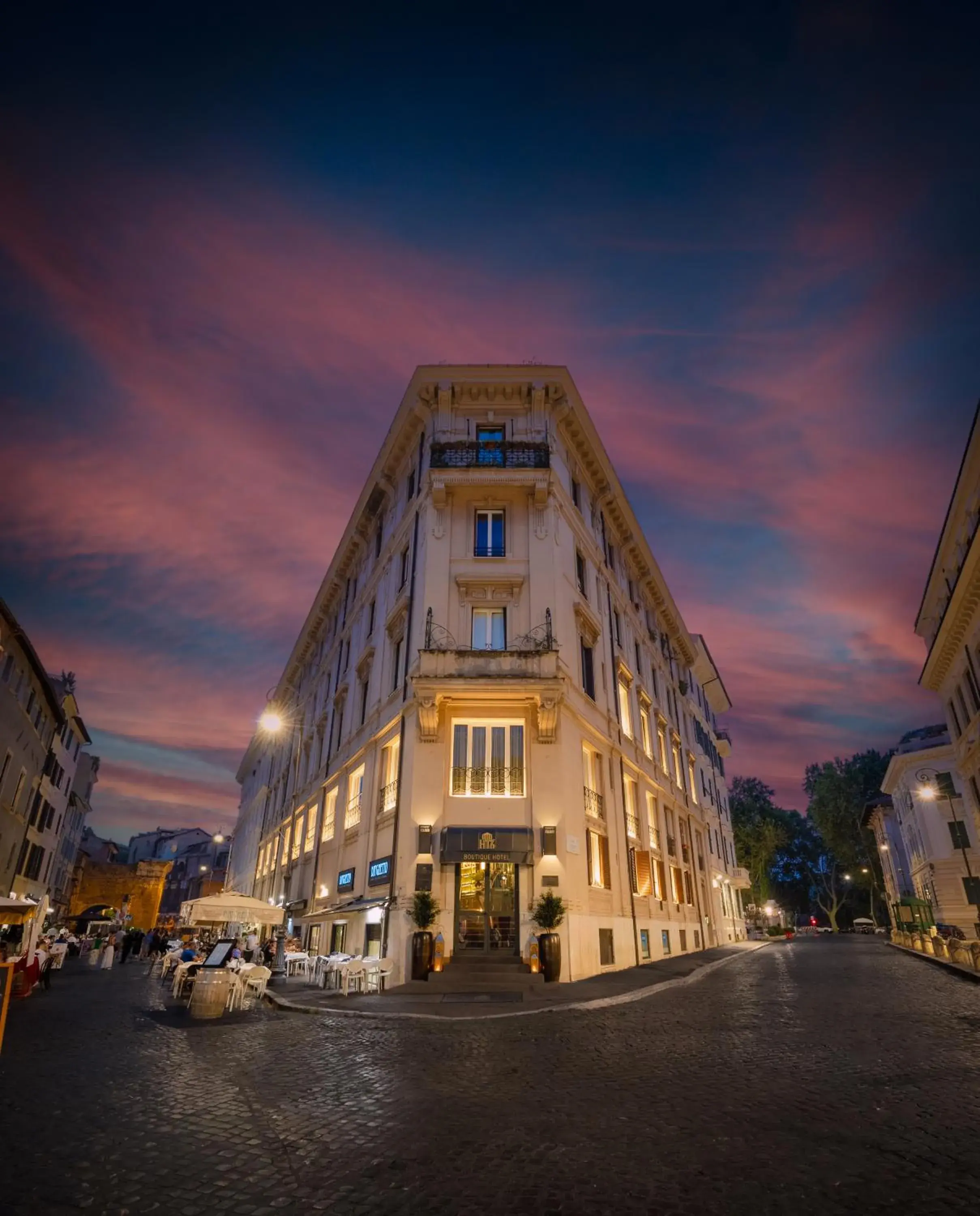 Property building in HT6 Hotel Roma Property building in HT6 Hotel Roma