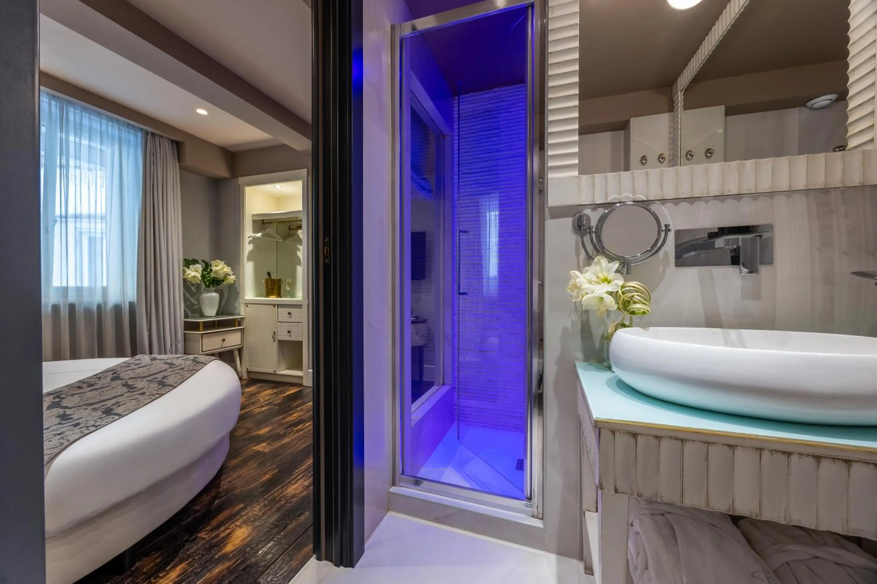 Shower in HT6 Hotel Roma