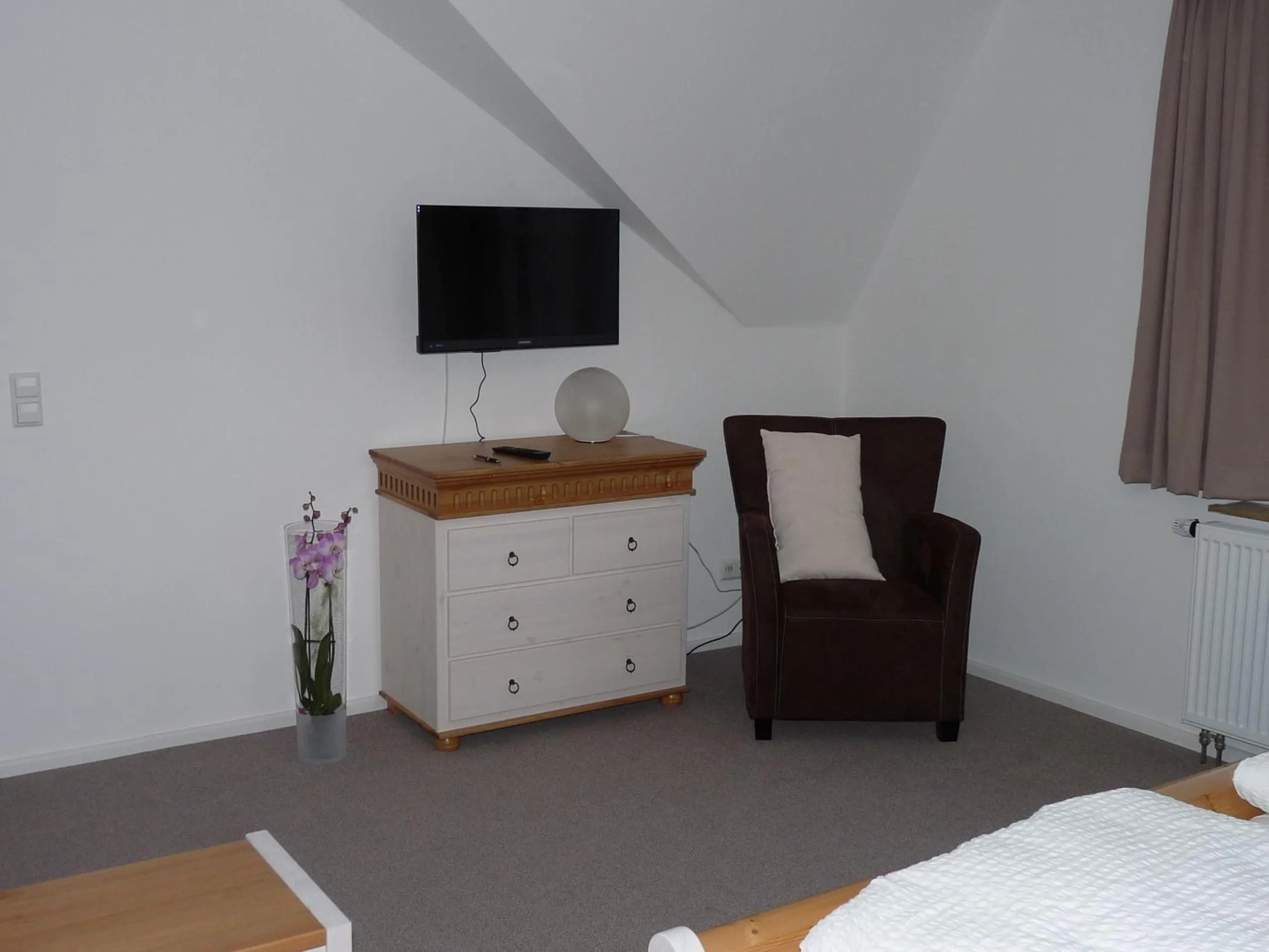 Living room, Bed in Gästehaus "Unsere Stadtvilla" Hechingen