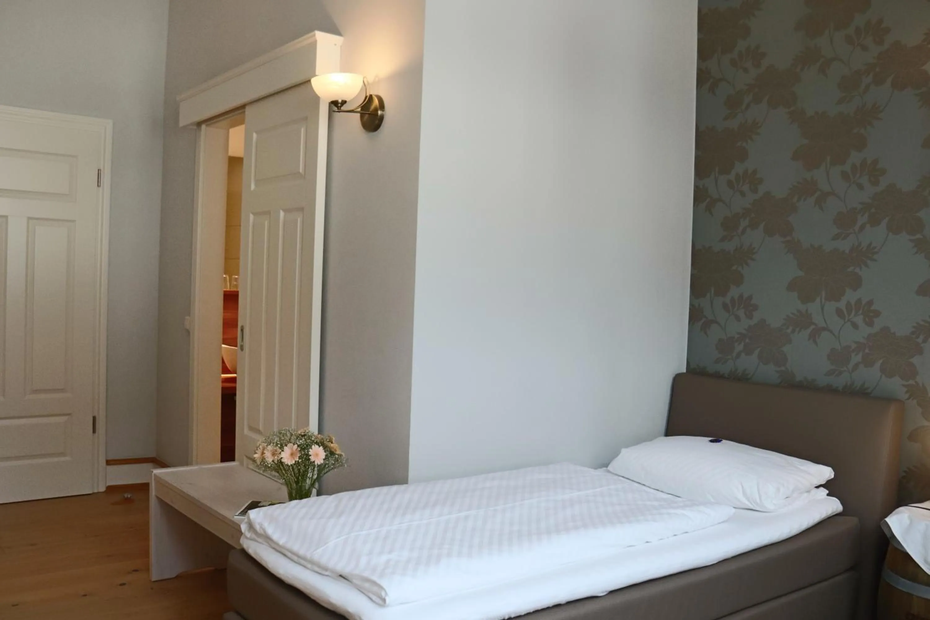 Photo of the whole room, Bed in Gästehaus "Unsere Stadtvilla" Hechingen