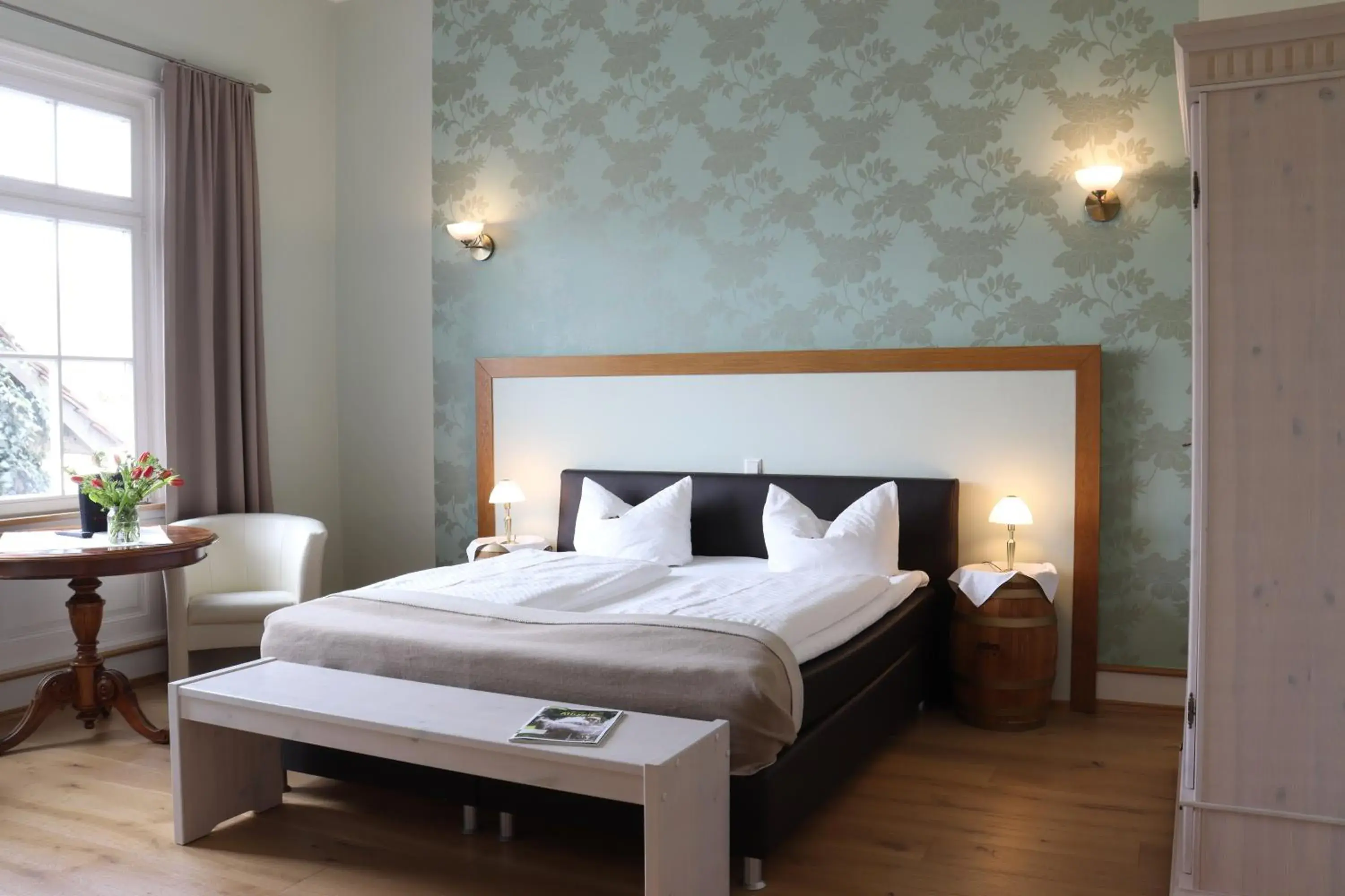 Large Double Room in Gästehaus "Unsere Stadtvilla" Hechingen Large Double Room in Gästehaus "Unsere Stadtvilla" Hechingen