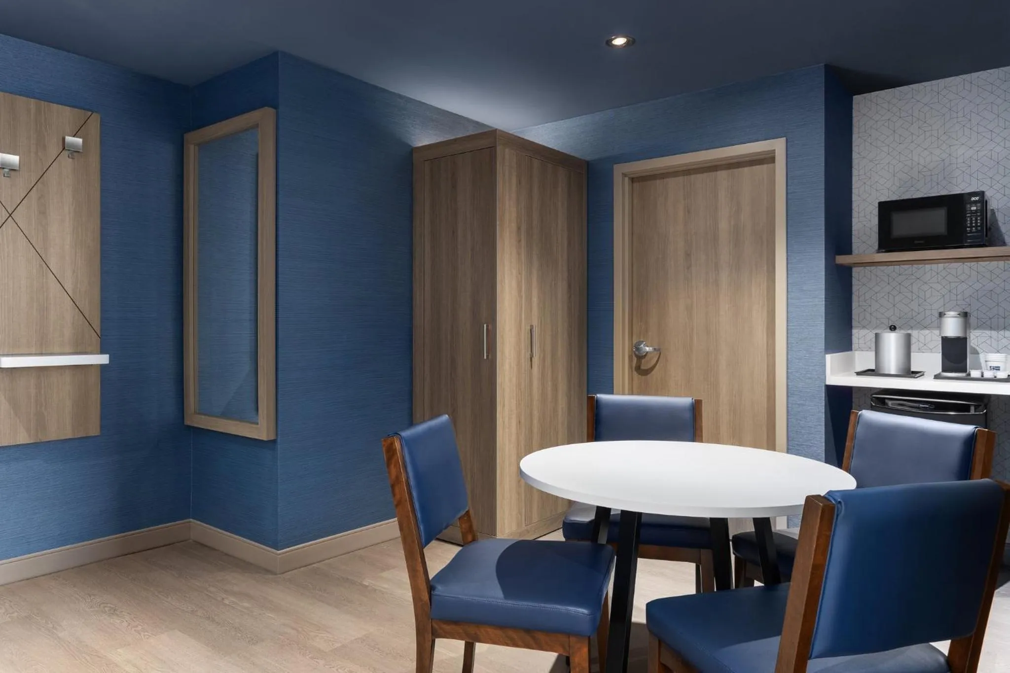 Photo of the whole room in Holiday Inn Express Montreal Airport - St-Laurent by IHG