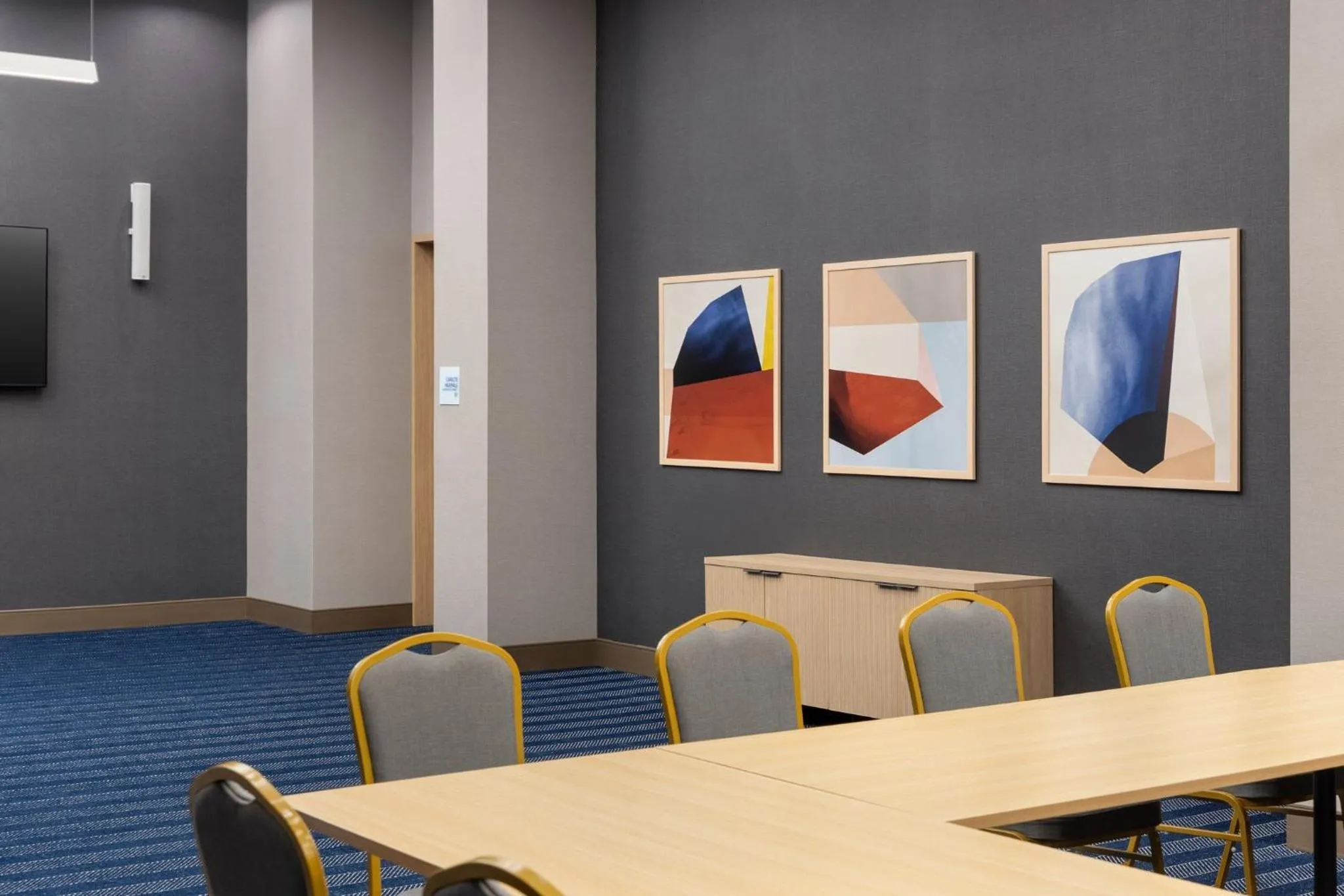 Meeting/conference room in Holiday Inn Express Montreal Airport - St-Laurent by IHG