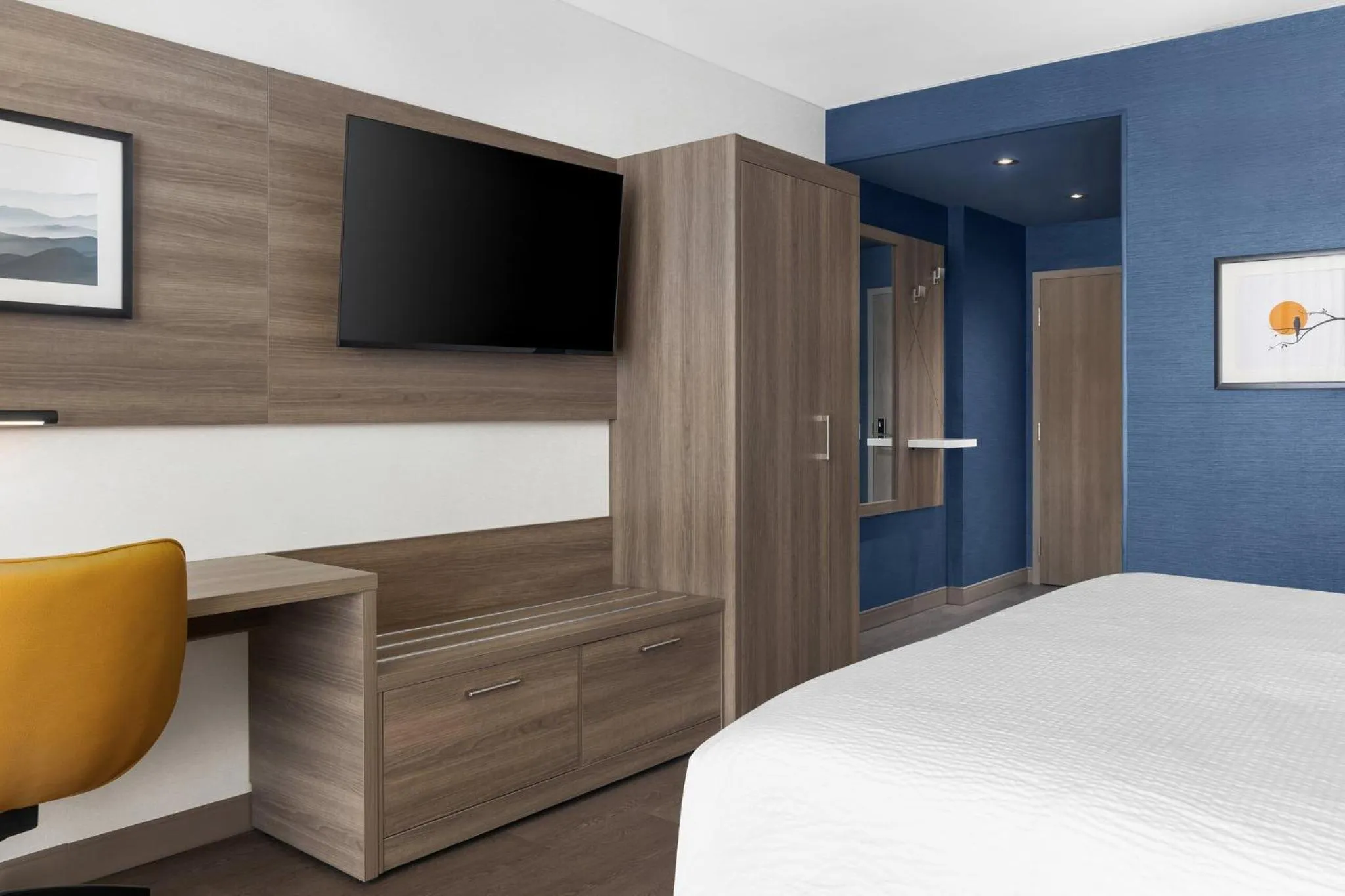 Photo of the whole room in Holiday Inn Express Montreal Airport - St-Laurent by IHG