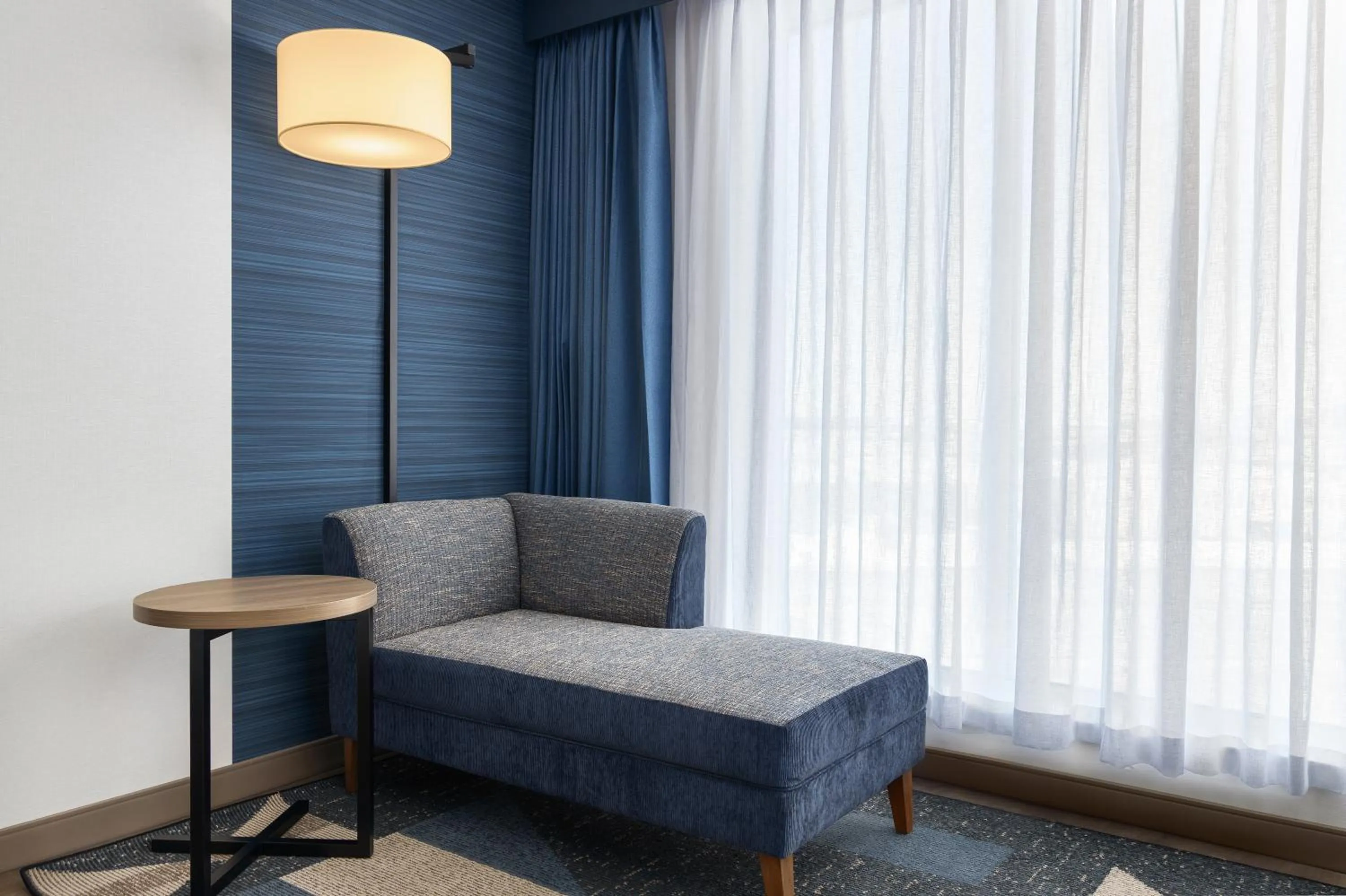 Living room in Holiday Inn Express Montreal Airport - St-Laurent by IHG