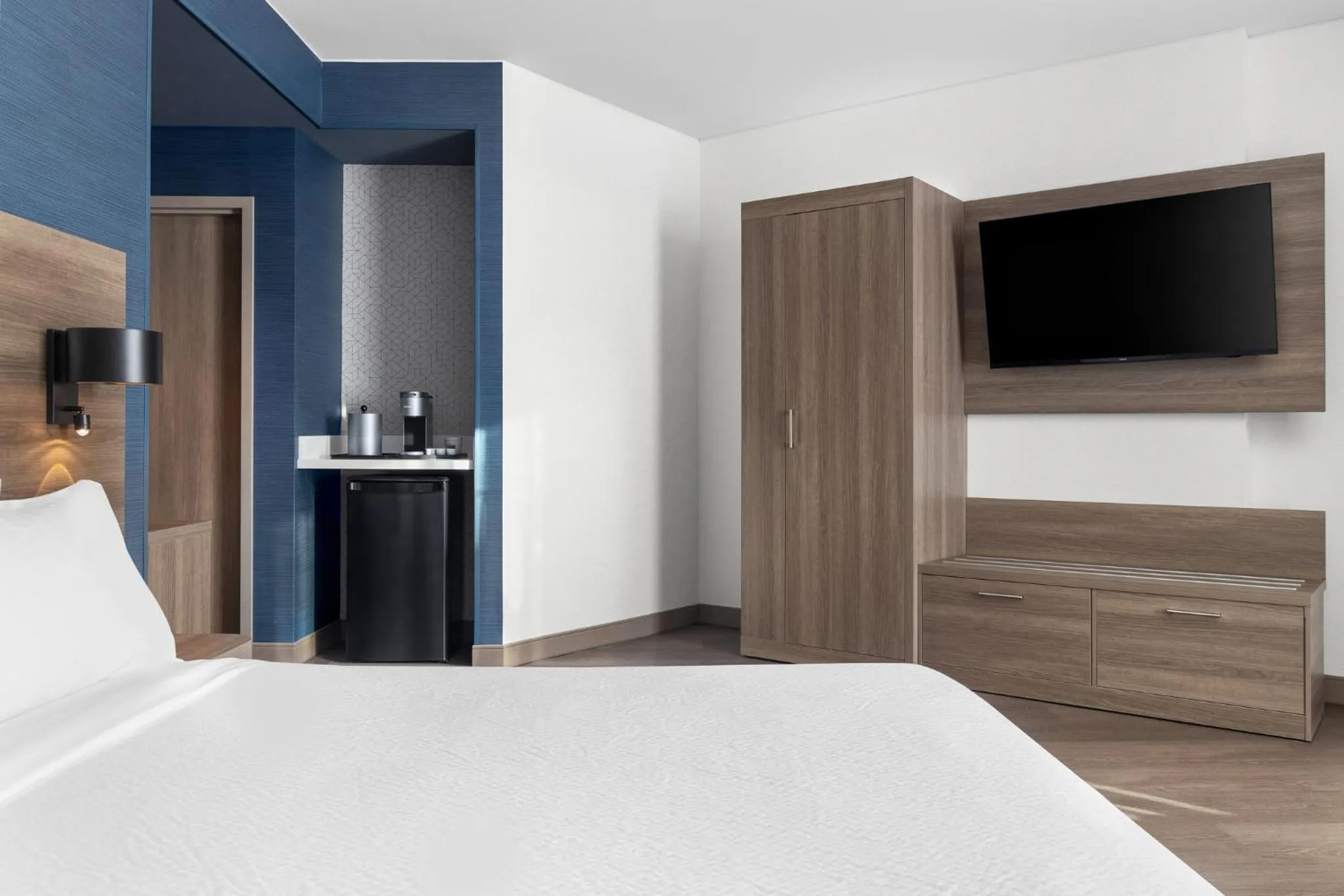 Photo of the whole room in Holiday Inn Express Montreal Airport - St-Laurent by IHG