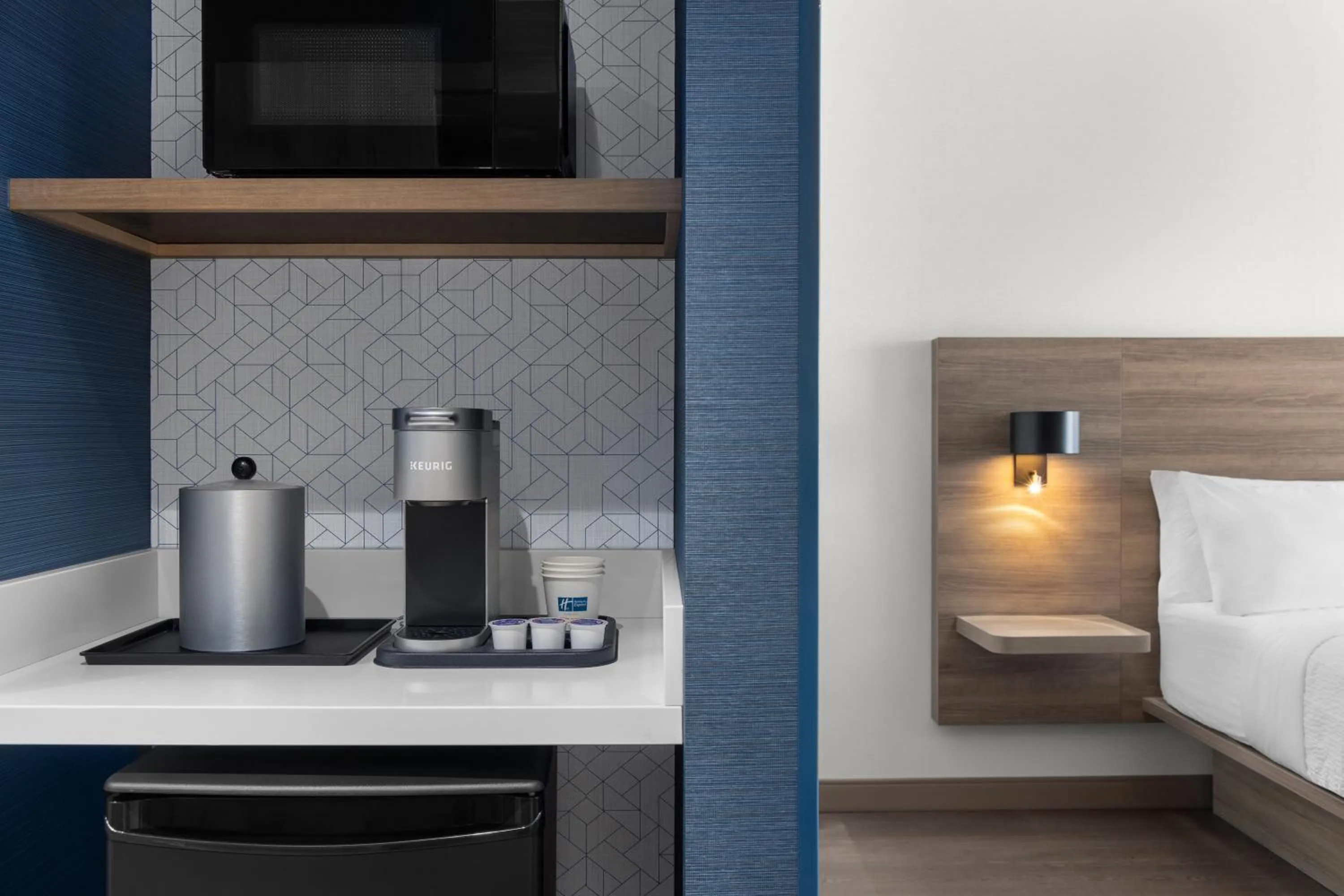 Coffee/tea facilities in Holiday Inn Express Montreal Airport - St-Laurent by IHG