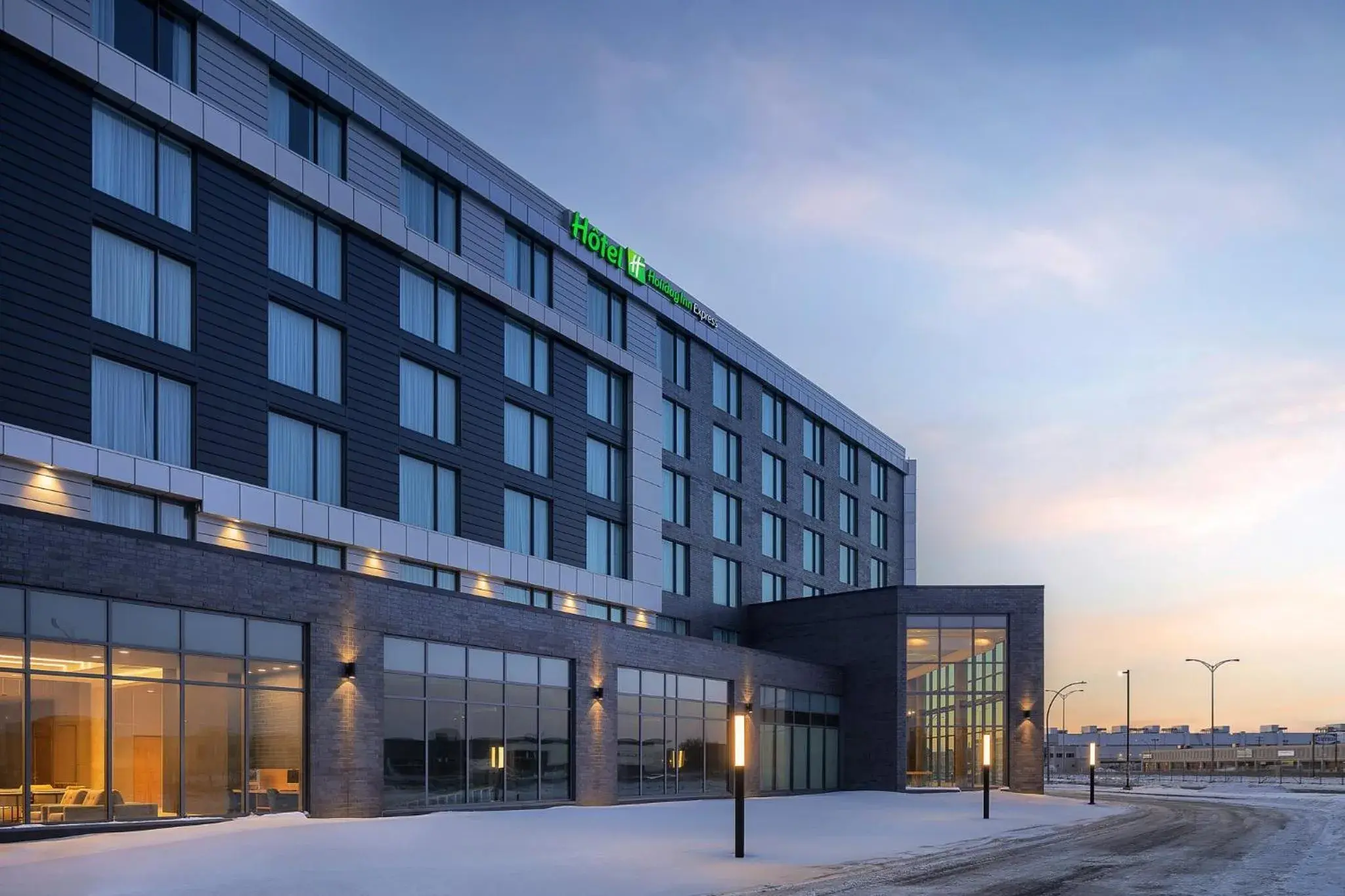 Property building in Holiday Inn Express Montreal Airport - St-Laurent by IHG Property building in Holiday Inn Express Montreal Airport - St-Laurent by IHG