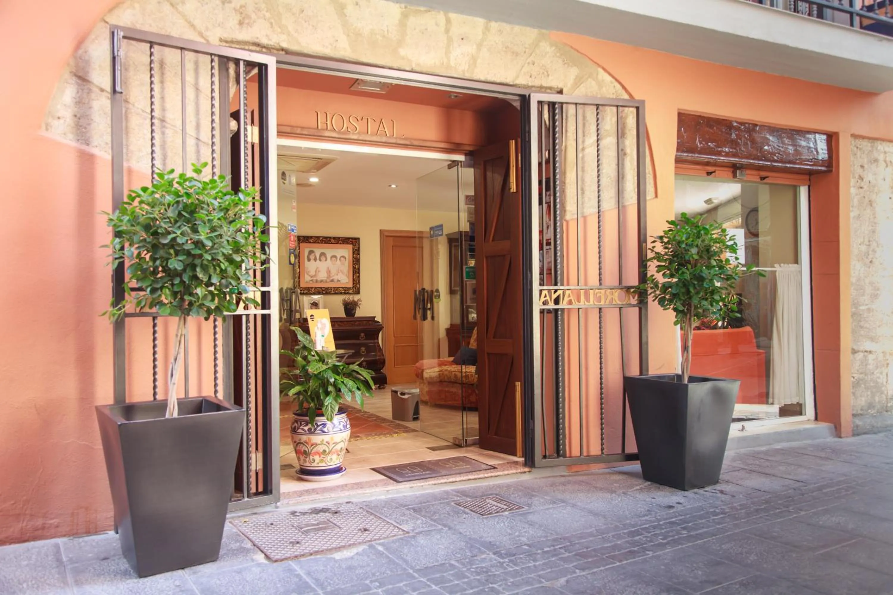 Facade/entrance in Hostal Antigua Morellana