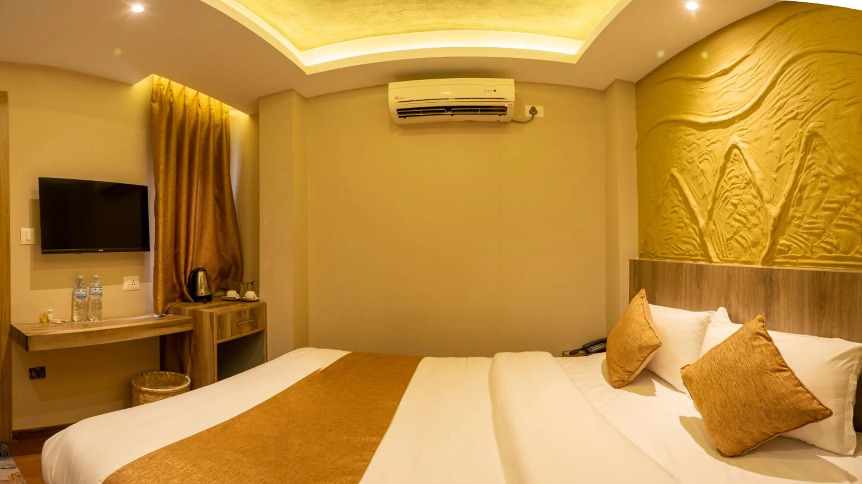 Communal lounge/ TV room, Bed in Divya Boutique Inn