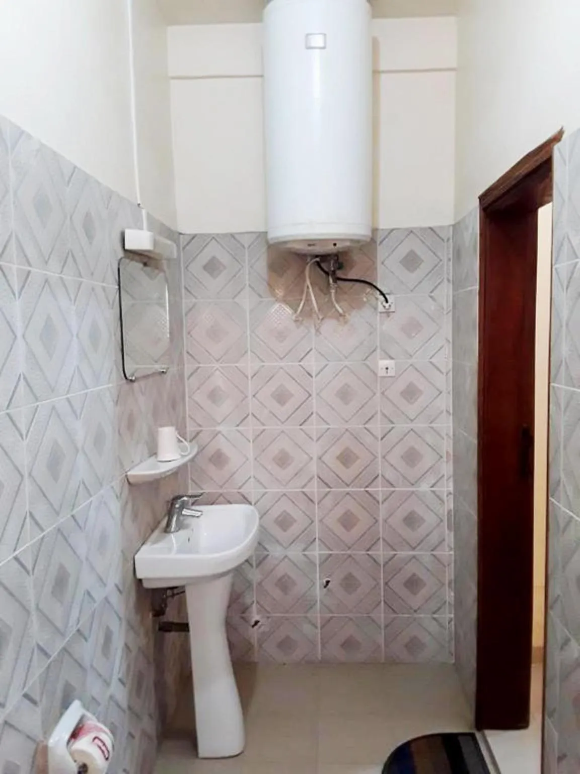 Shower in Diaspora Benin Hotel C-E