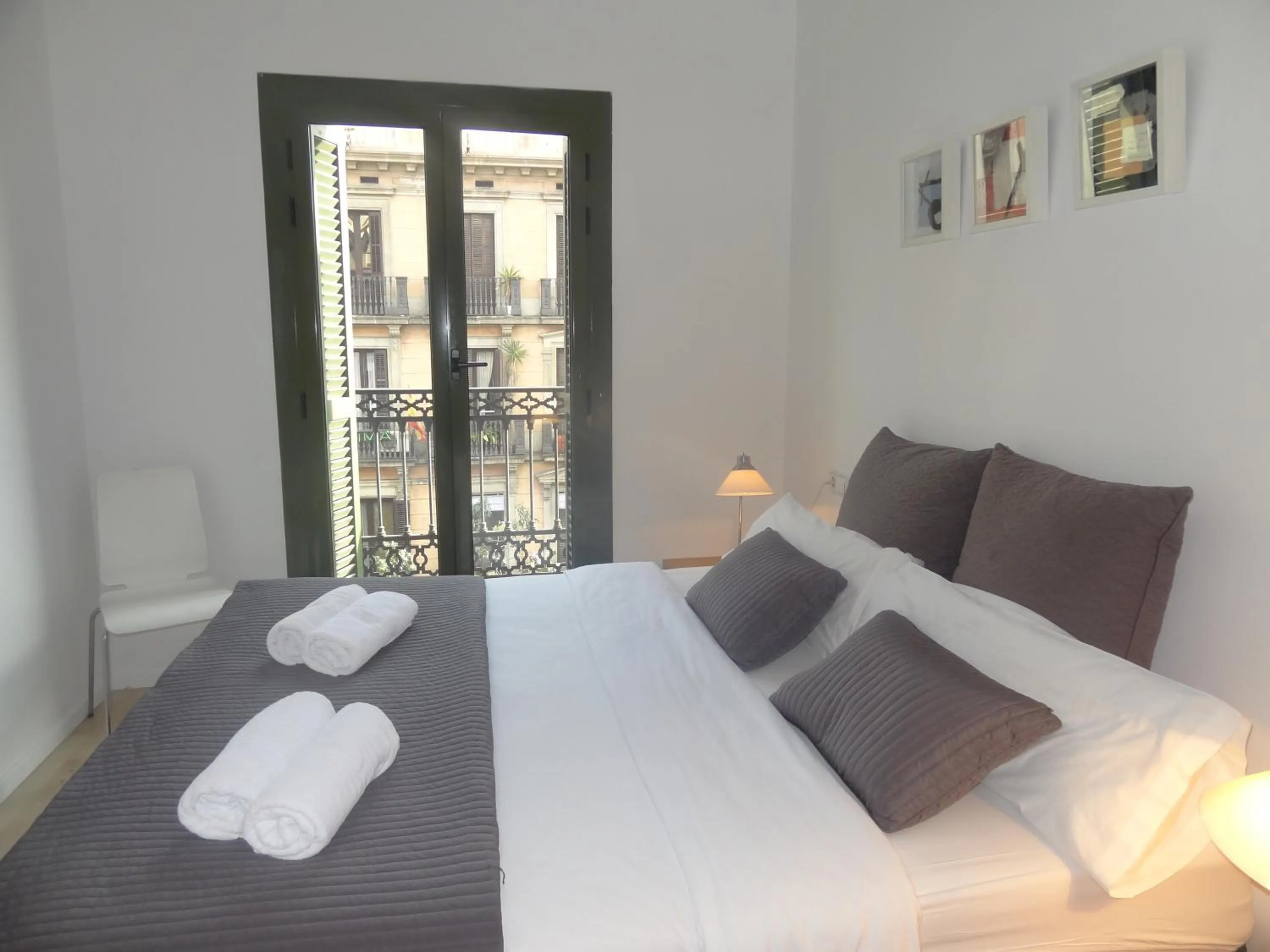 Bed in Plaza Catalunya City Center Apartments