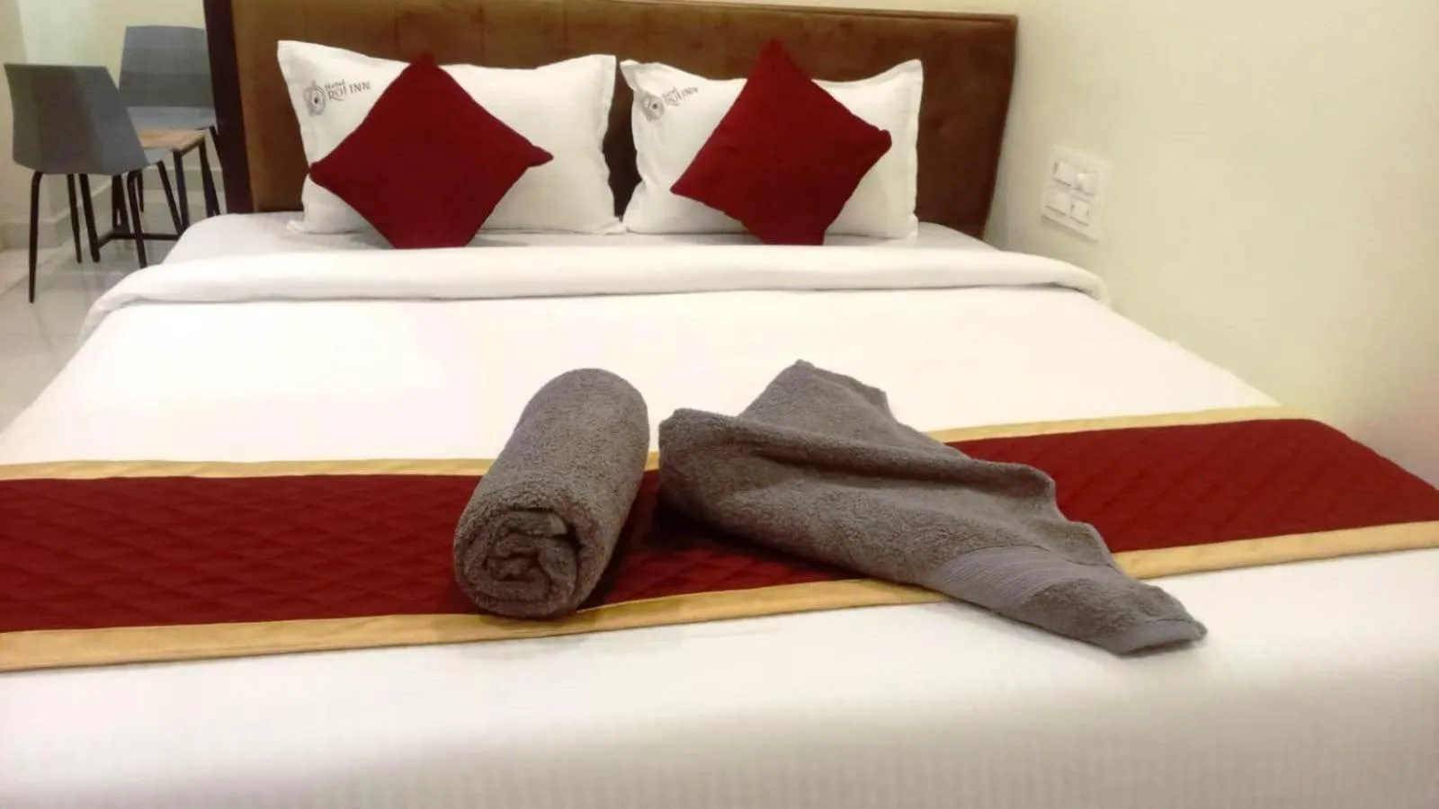 Bed in Hotel Roi Inn