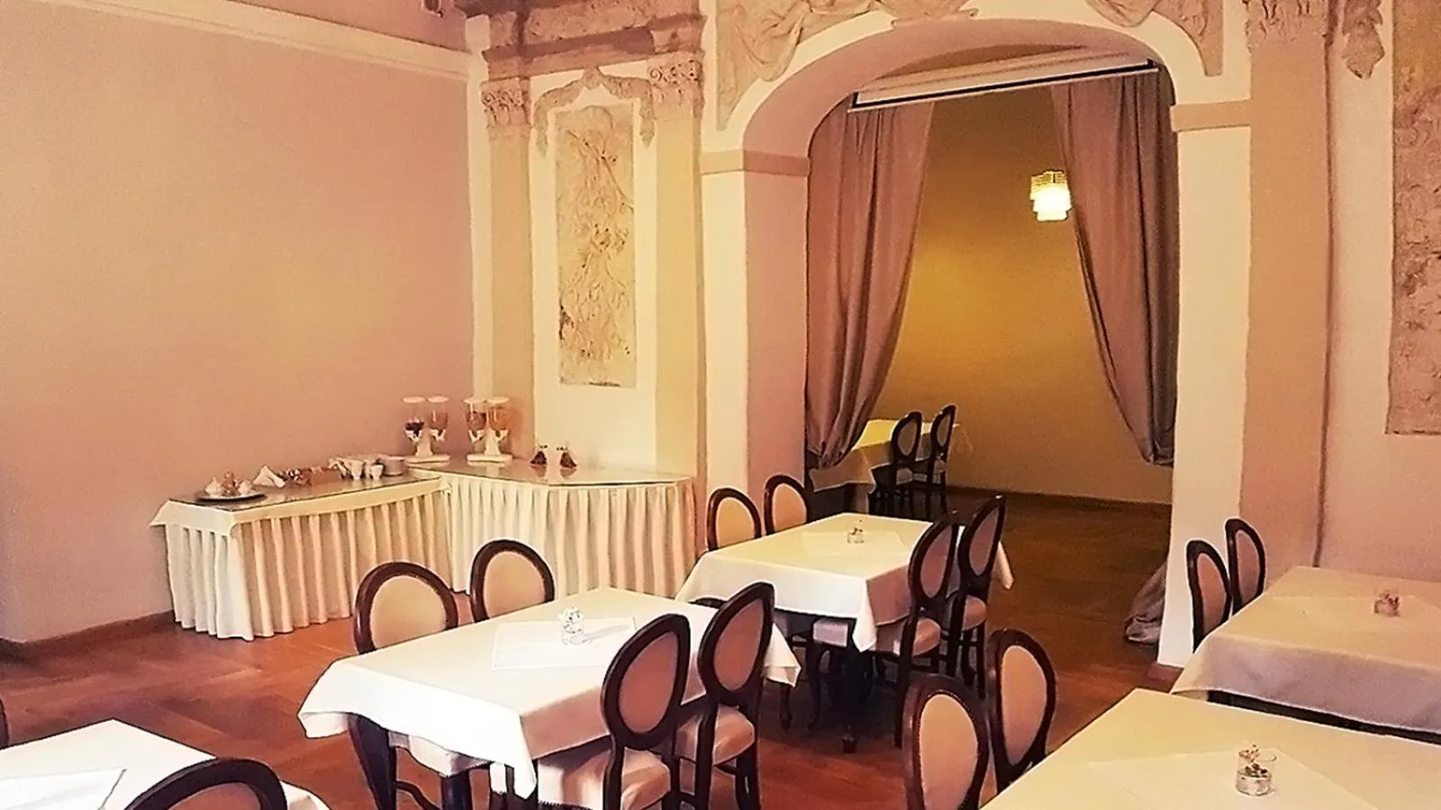 Restaurant/places to eat in Zamek Dobroszyce