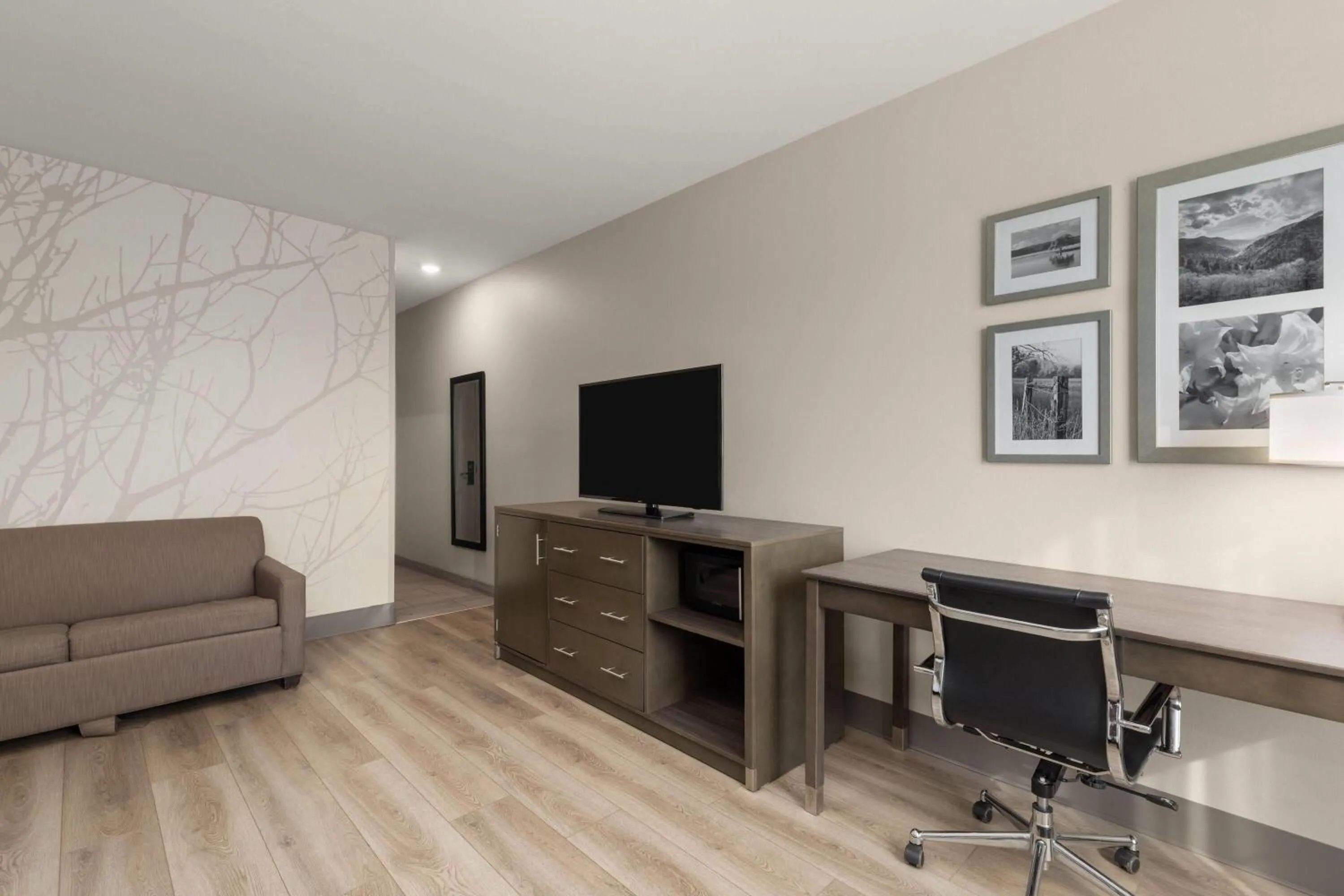 Photo of the whole room in La Quinta by Wyndham Chattanooga - Lookout Mtn