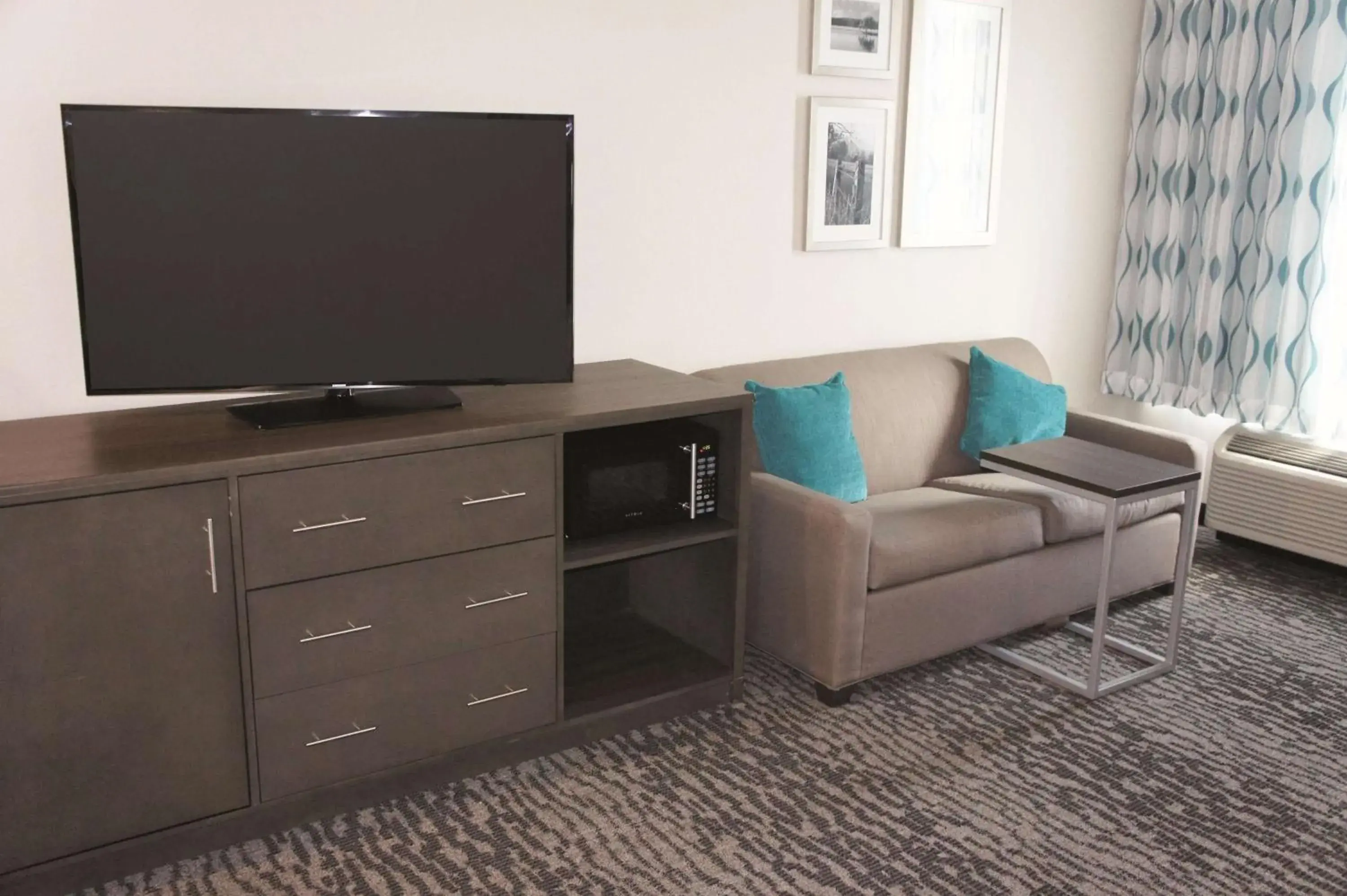 Photo of the whole room in La Quinta by Wyndham Chattanooga - Lookout Mtn Photo of the whole room in La Quinta by Wyndham Chattanooga - Lookout Mtn