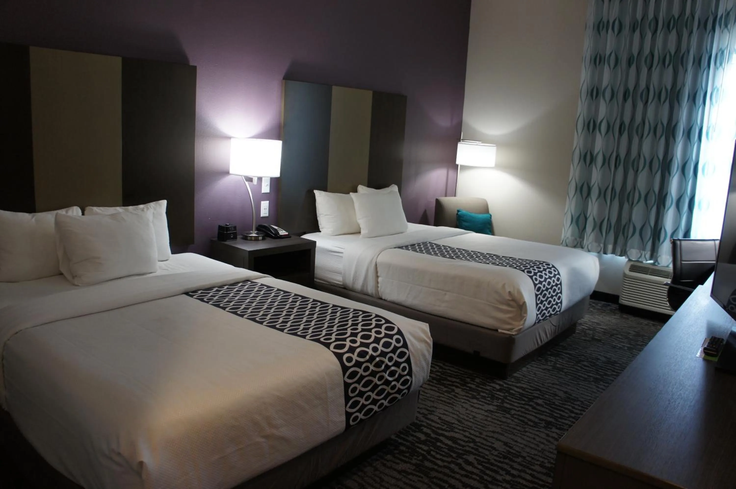 Bedroom, Bed in La Quinta by Wyndham Chattanooga - Lookout Mtn