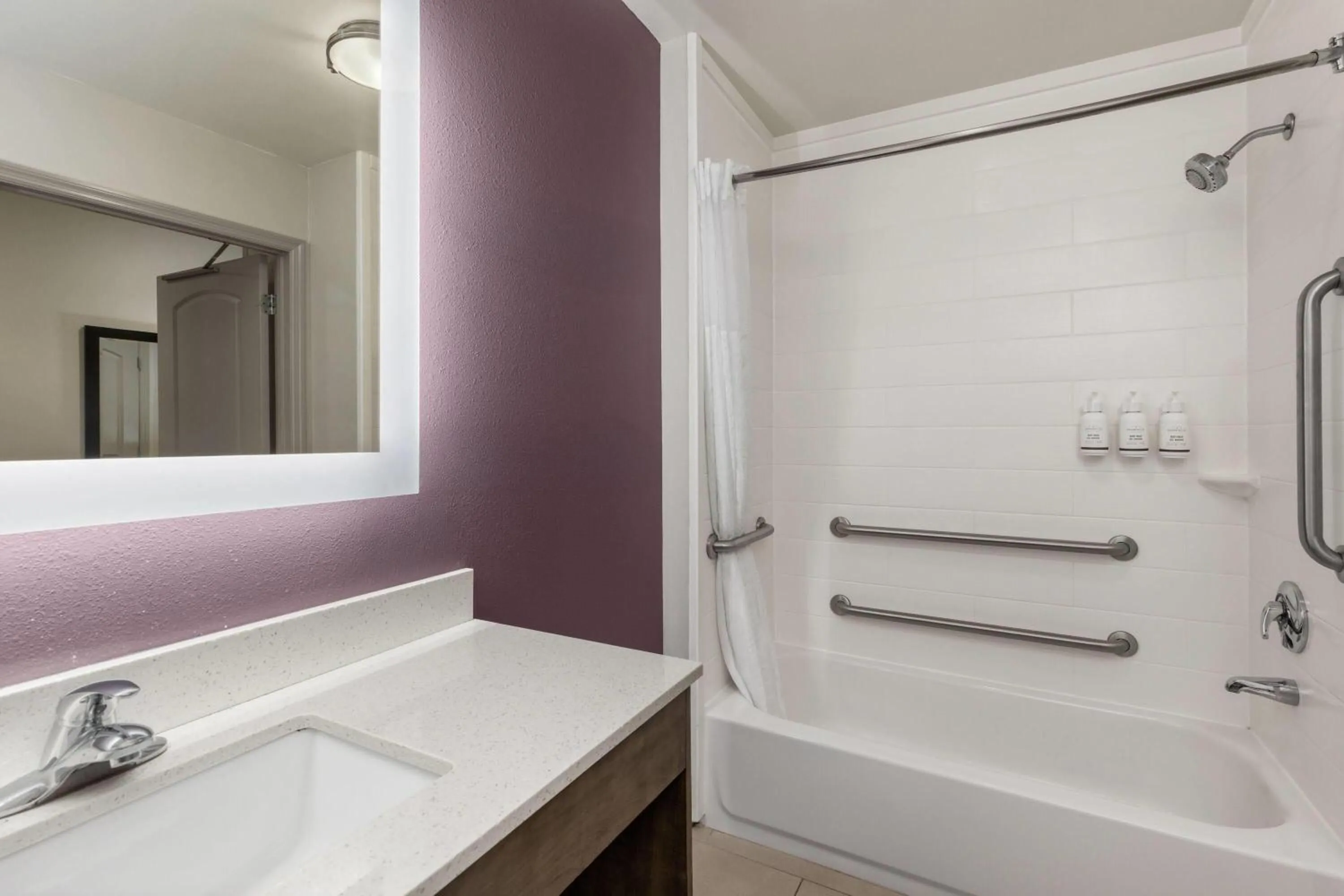 Bathroom in La Quinta by Wyndham Chattanooga - Lookout Mtn