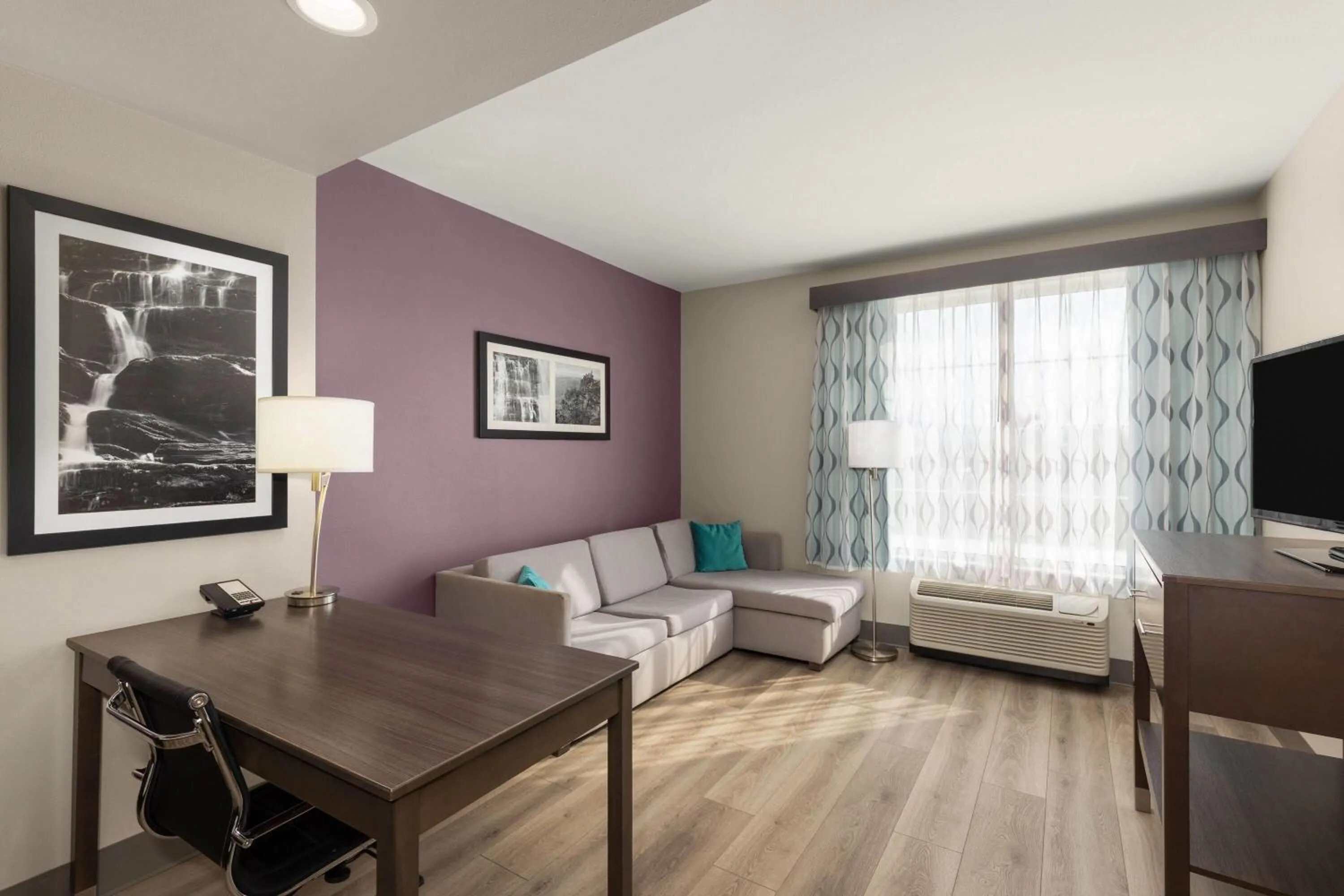 Photo of the whole room in La Quinta by Wyndham Chattanooga - Lookout Mtn