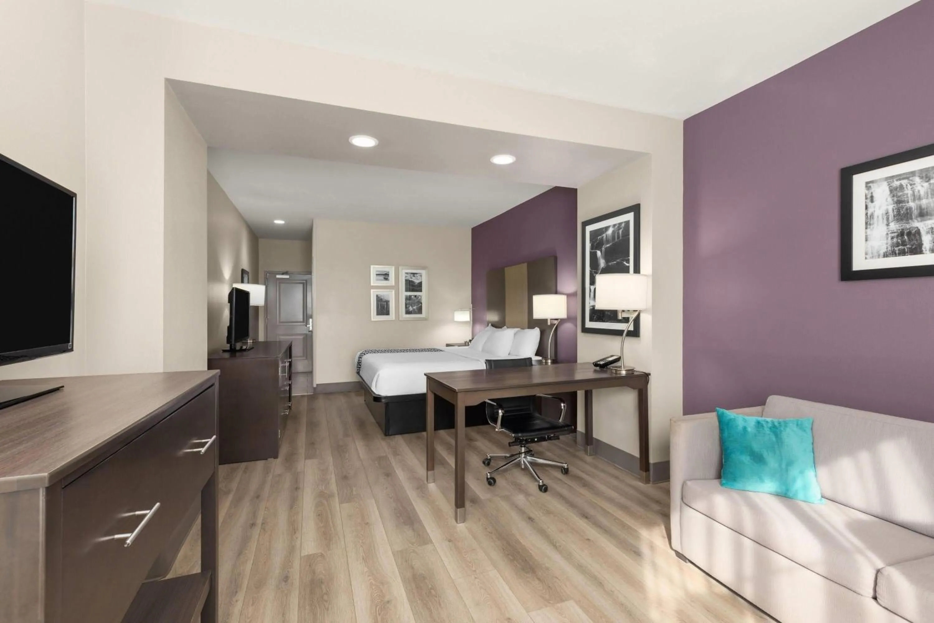 Photo of the whole room in La Quinta by Wyndham Chattanooga - Lookout Mtn