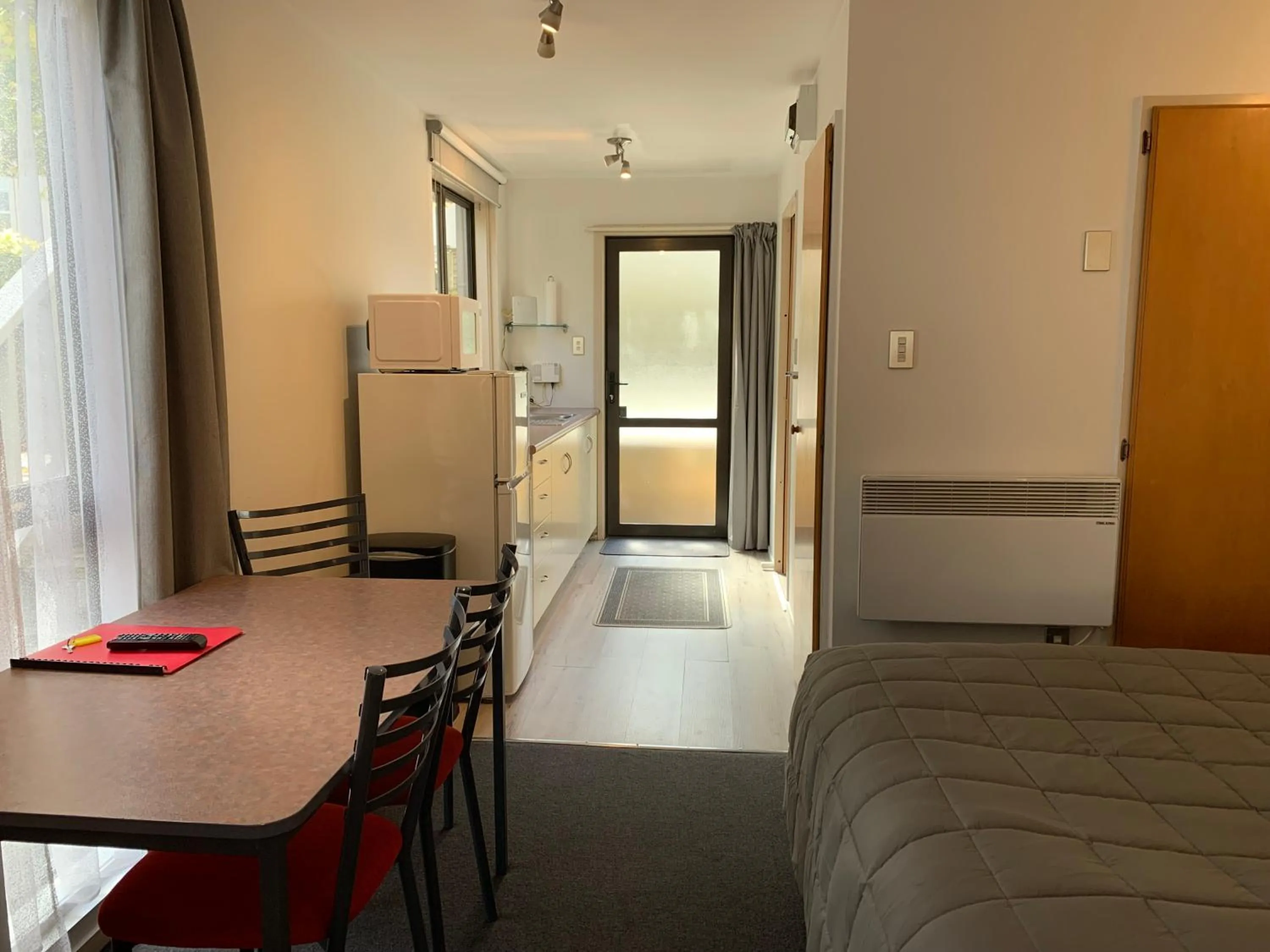 Dining area, Bed in Wakatipu View Apartments
