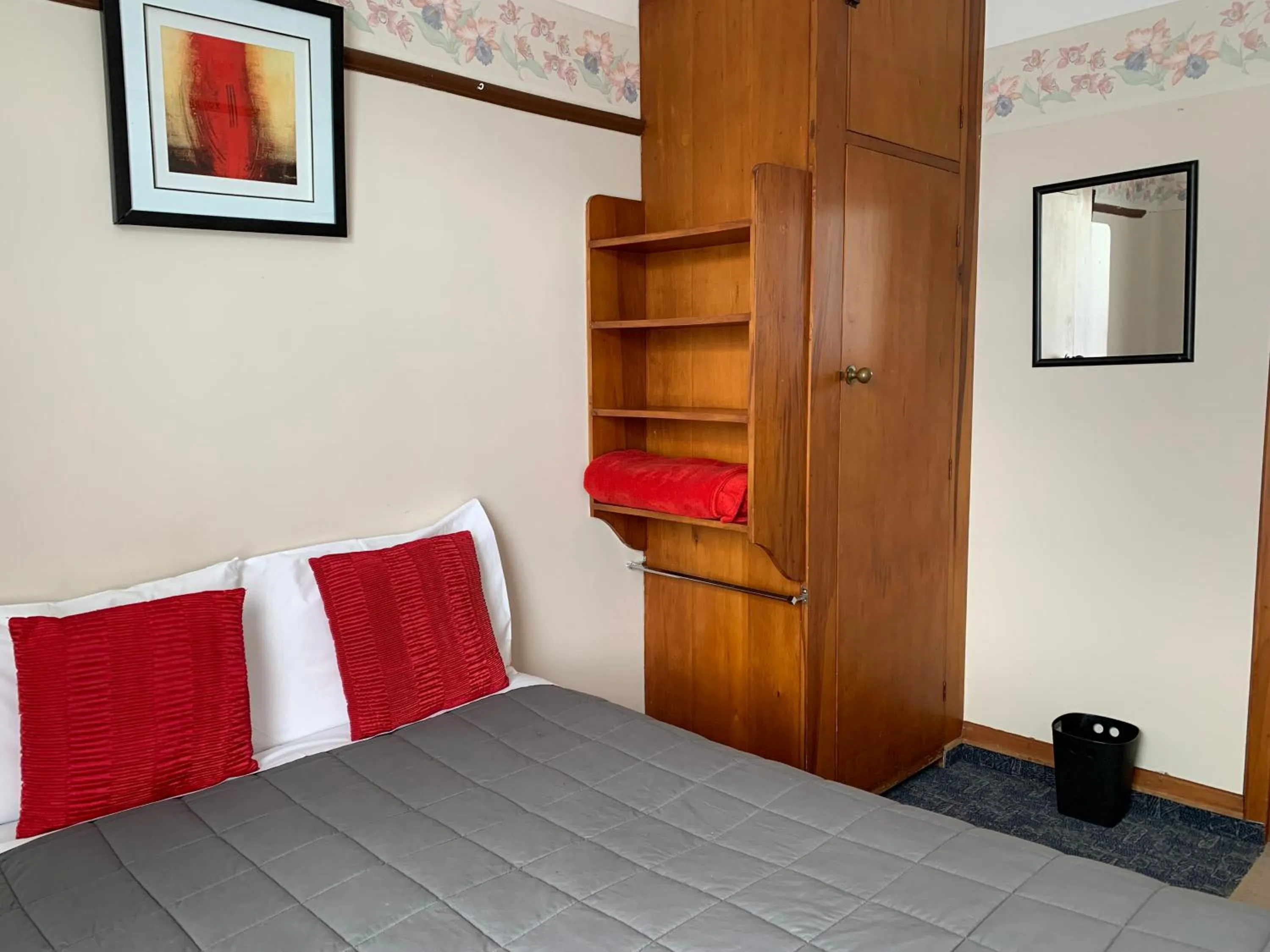 Bed in Thomas's Catlins Lodge and Camp Ground