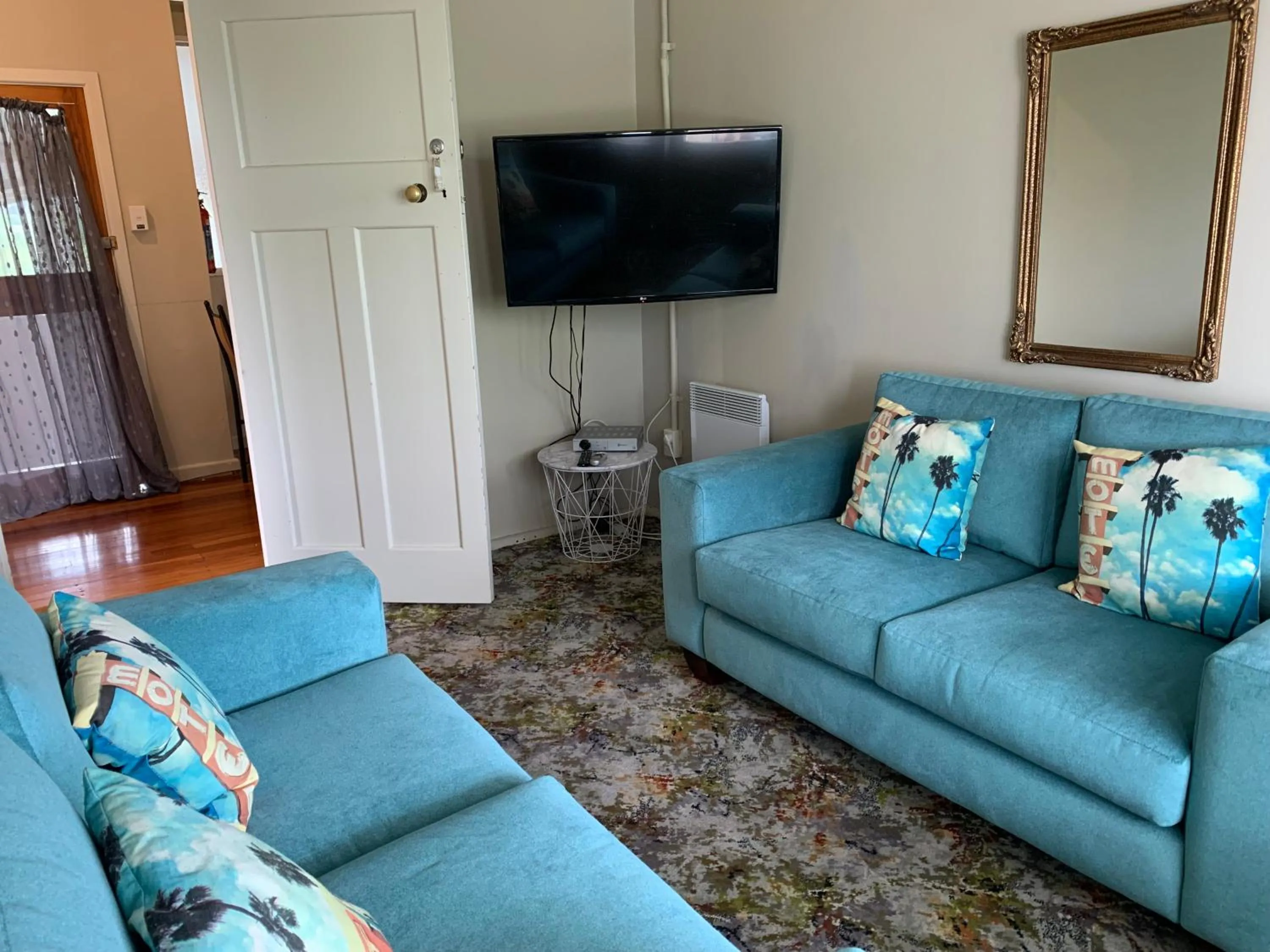 TV and multimedia in Thomas's Catlins Lodge and Camp Ground