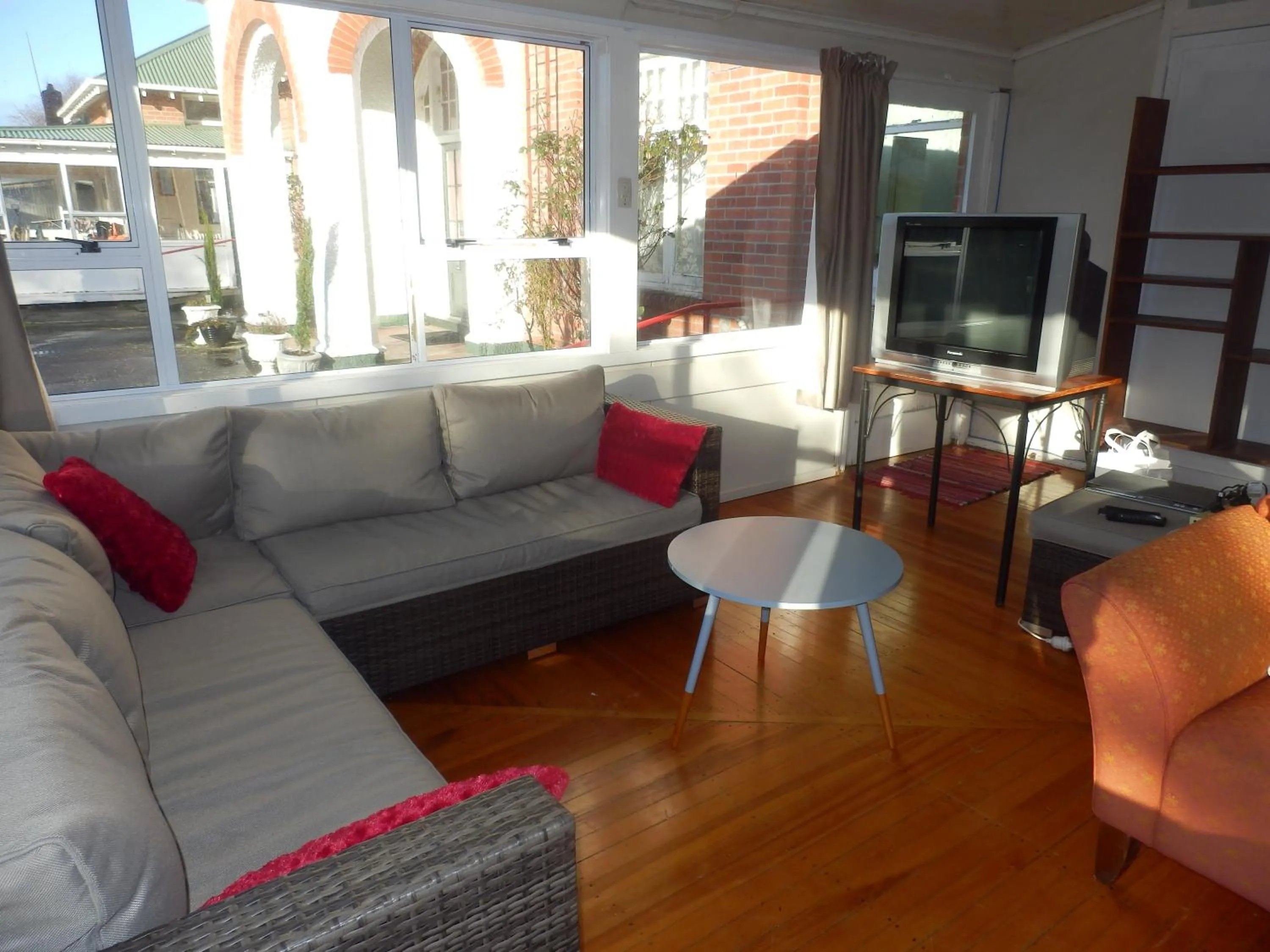 Communal lounge/ TV room in Thomas's Catlins Lodge and Camp Ground